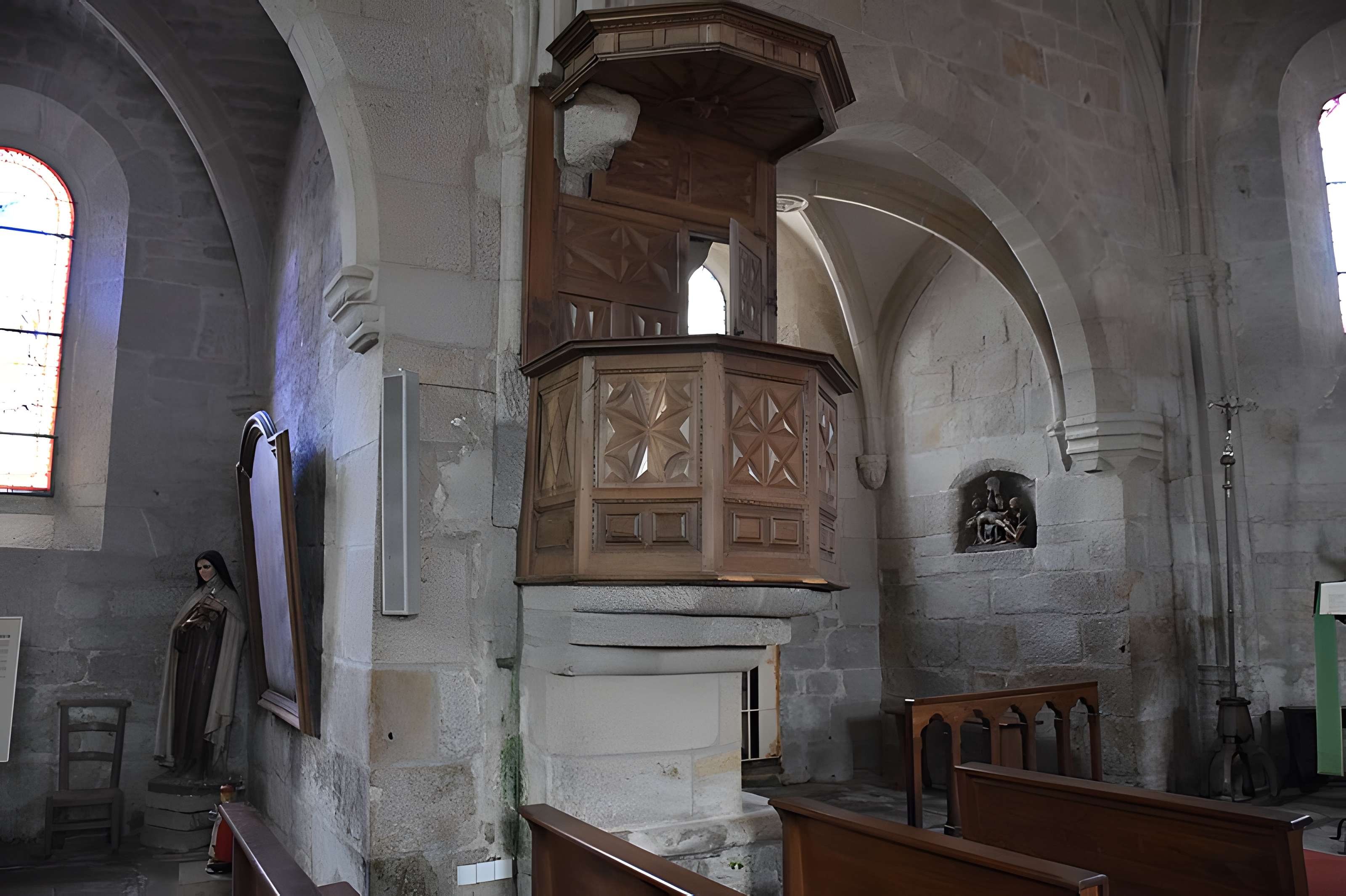 Église Saint-Jacques de Chaumeil et croix