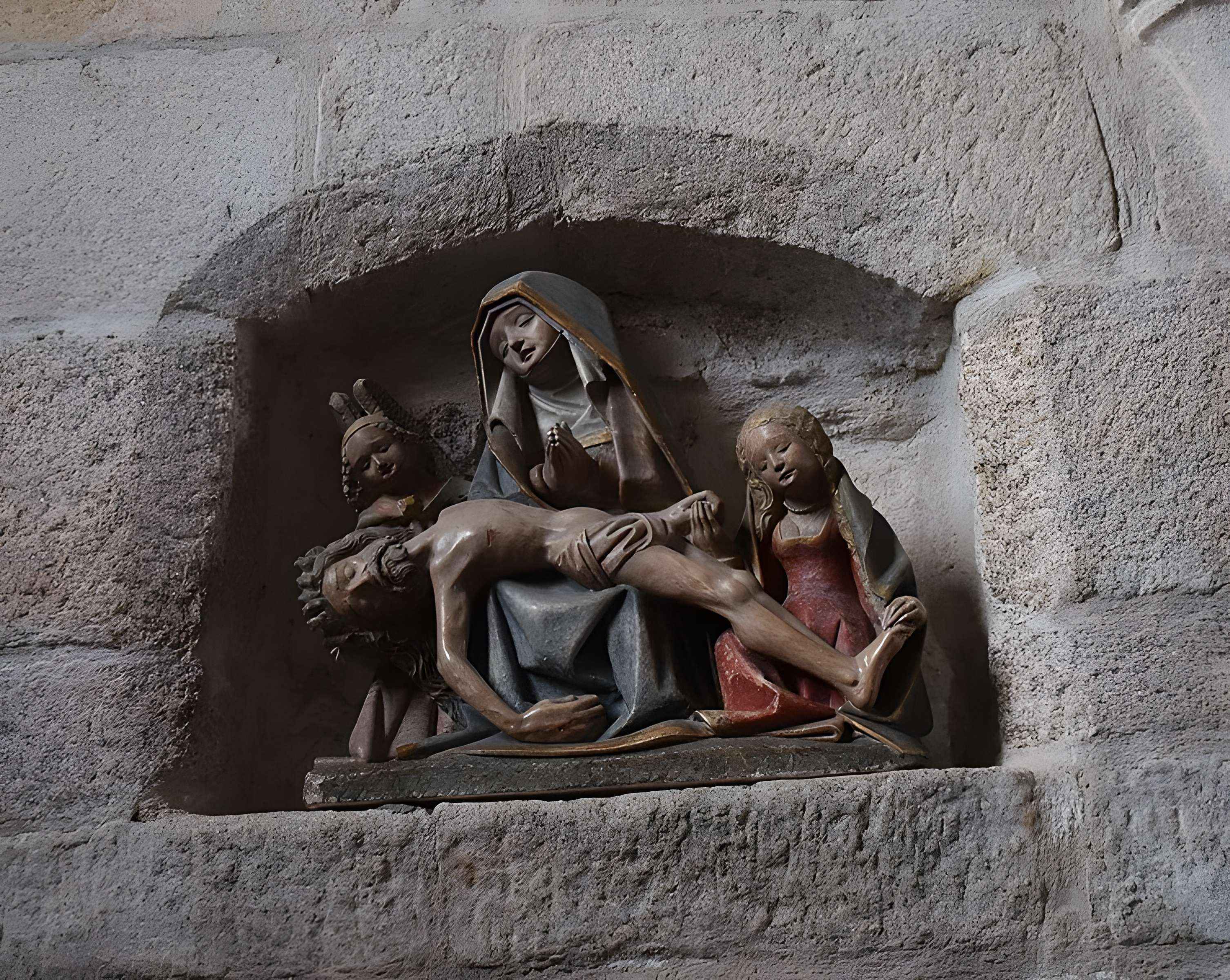 Église Saint-Jacques de Chaumeil et croix