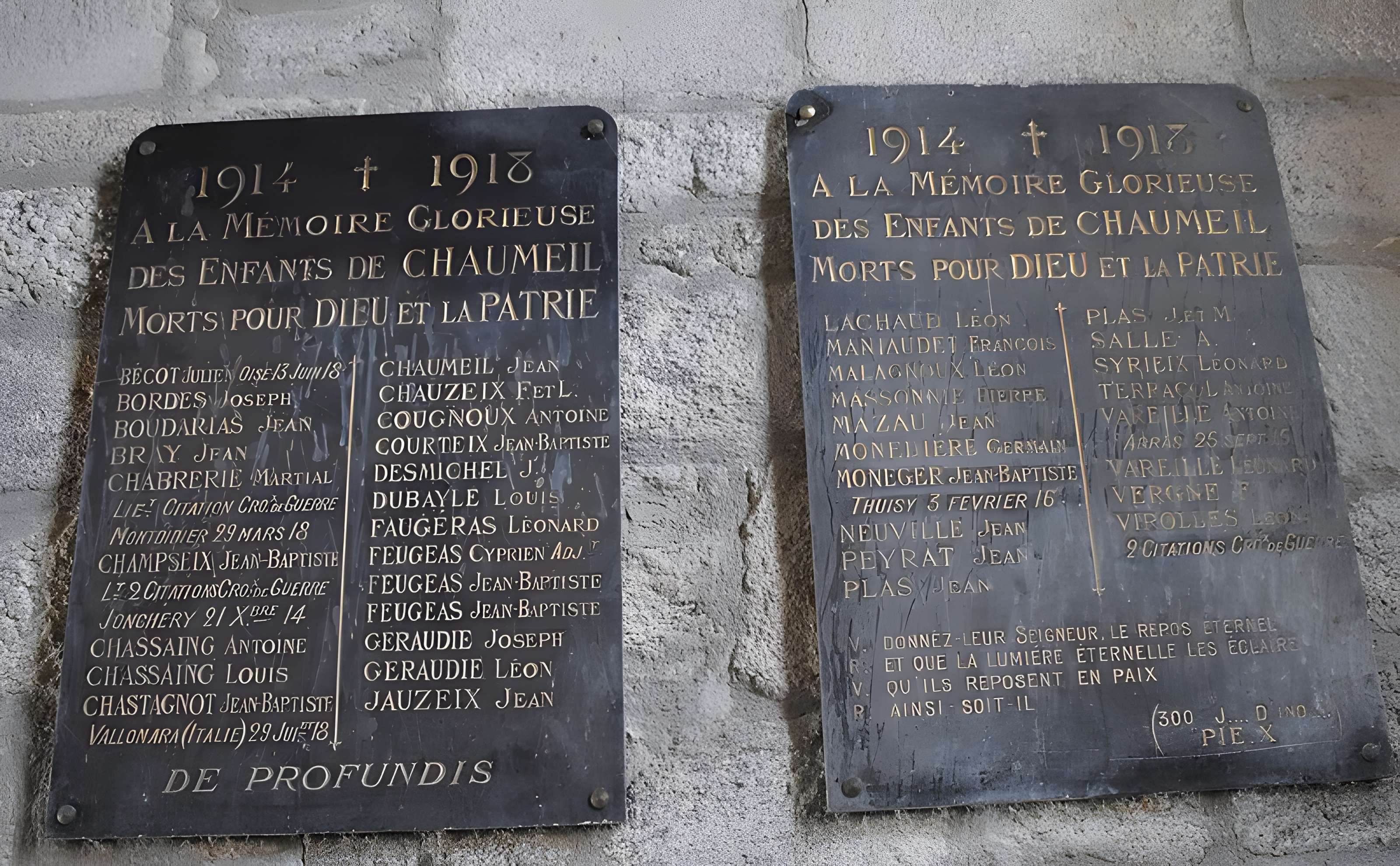 Église Saint-Jacques de Chaumeil et croix