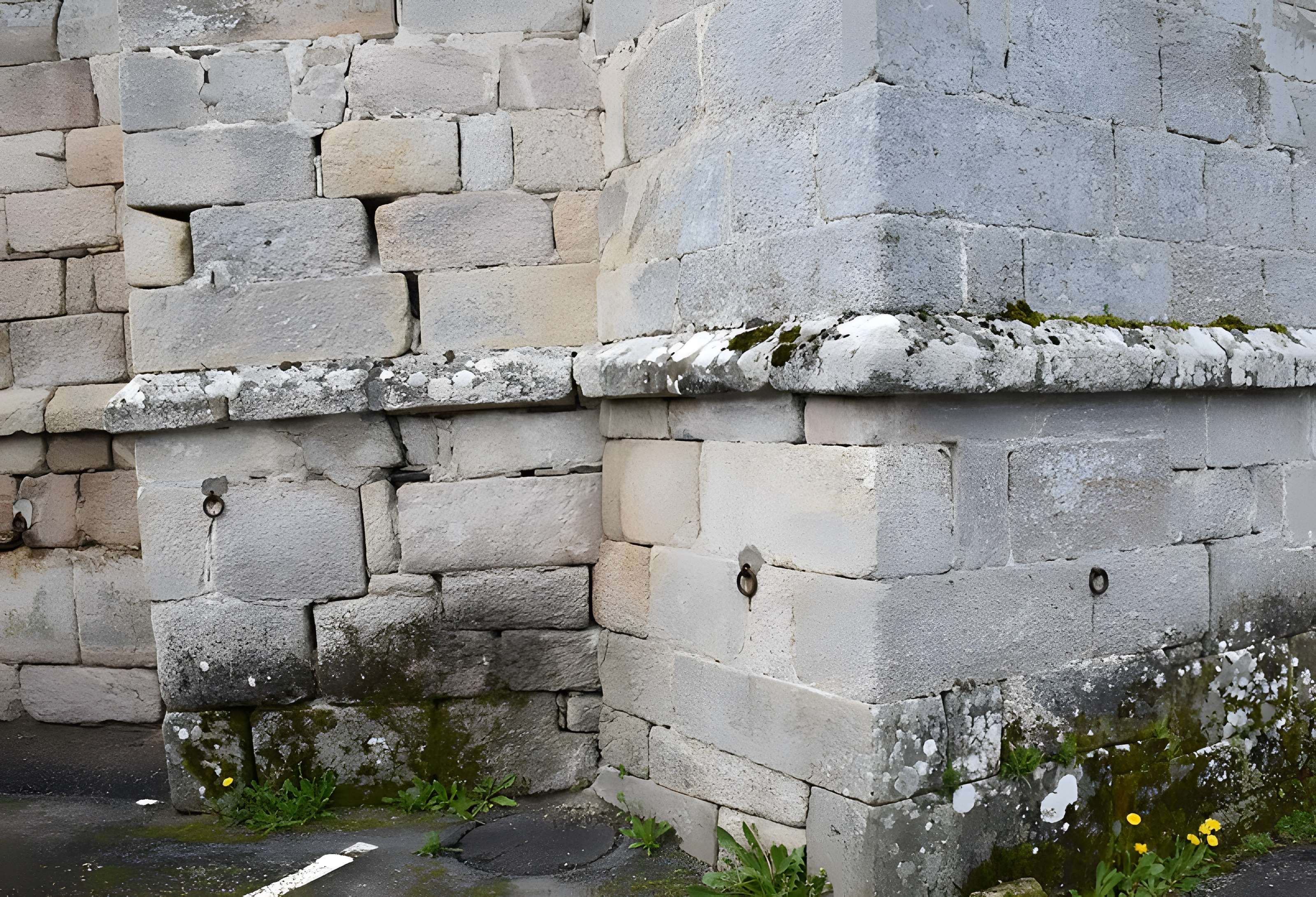 Église Saint-Jacques de Chaumeil et croix