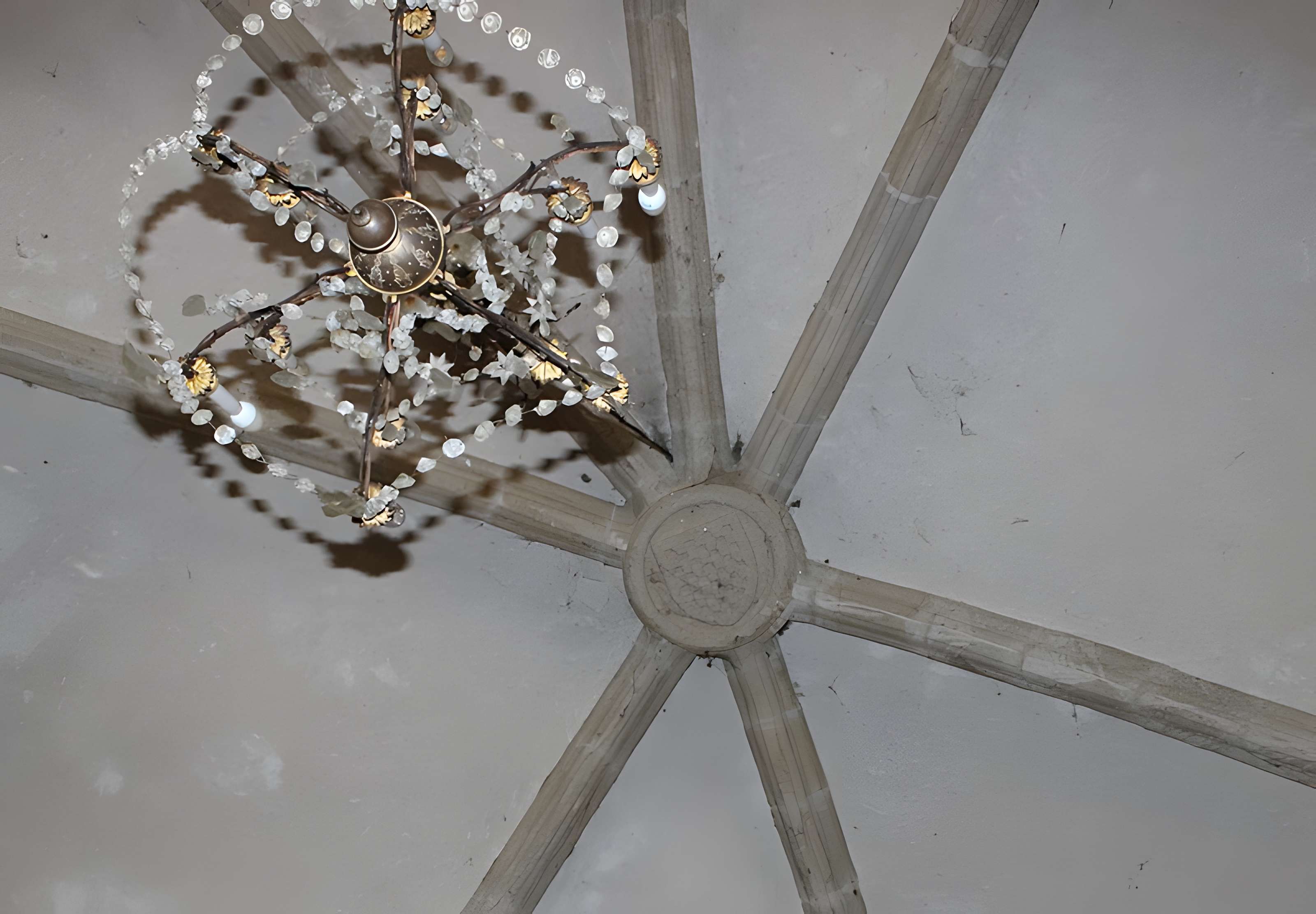 Église Saint-Jacques de Chaumeil et croix