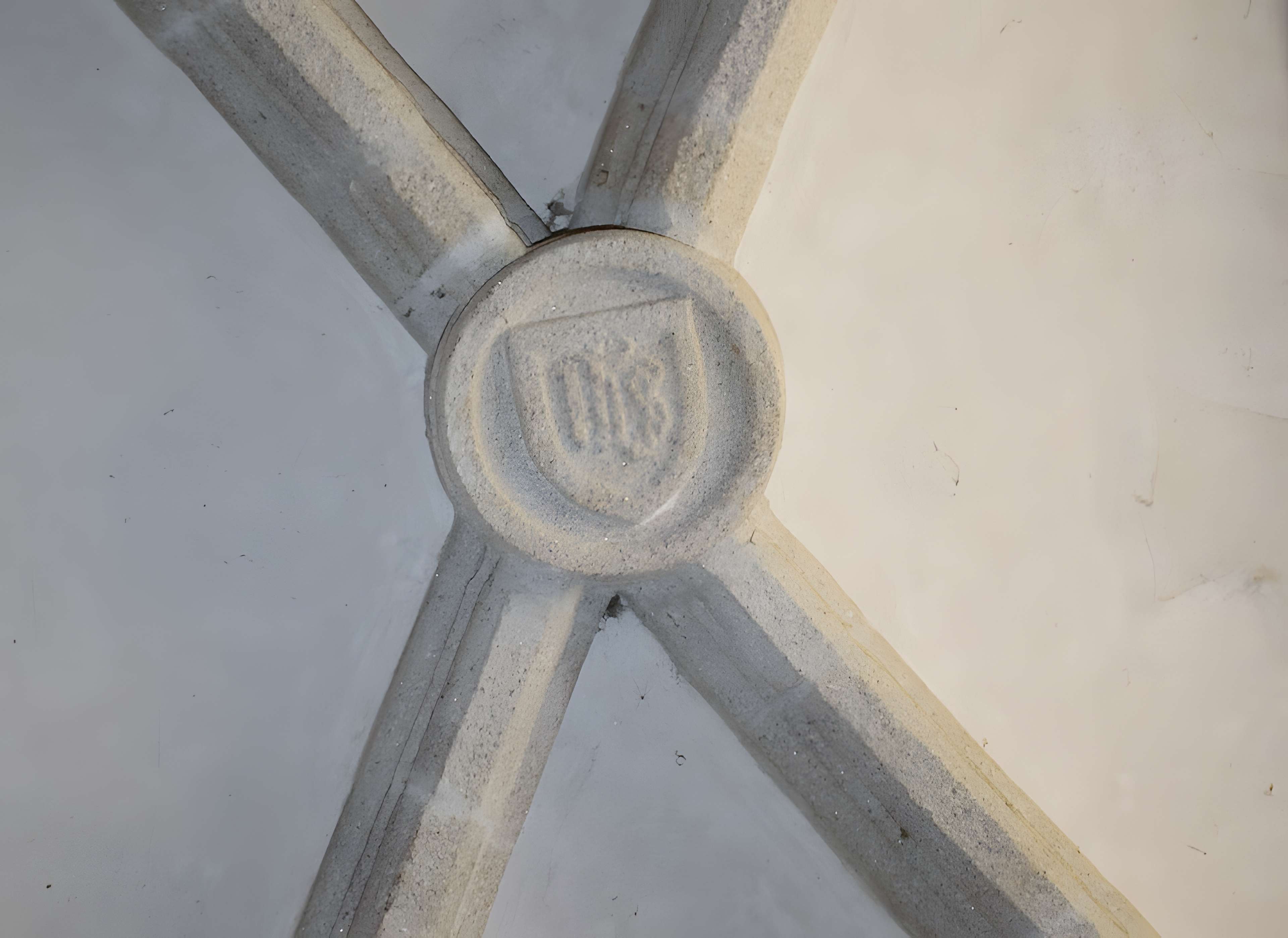 Église Saint-Jacques de Chaumeil et croix