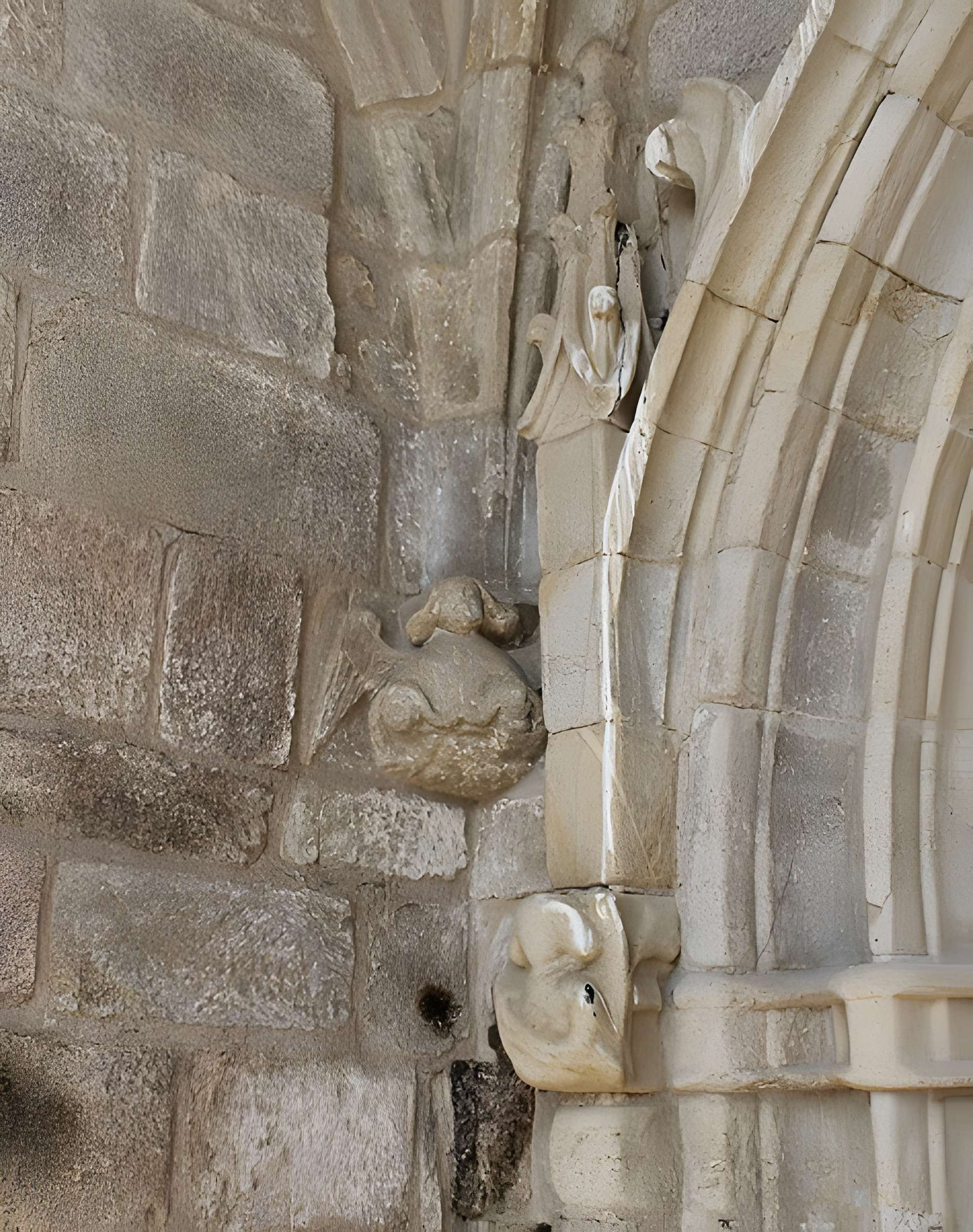 Église Saint-Jacques de Chaumeil et croix