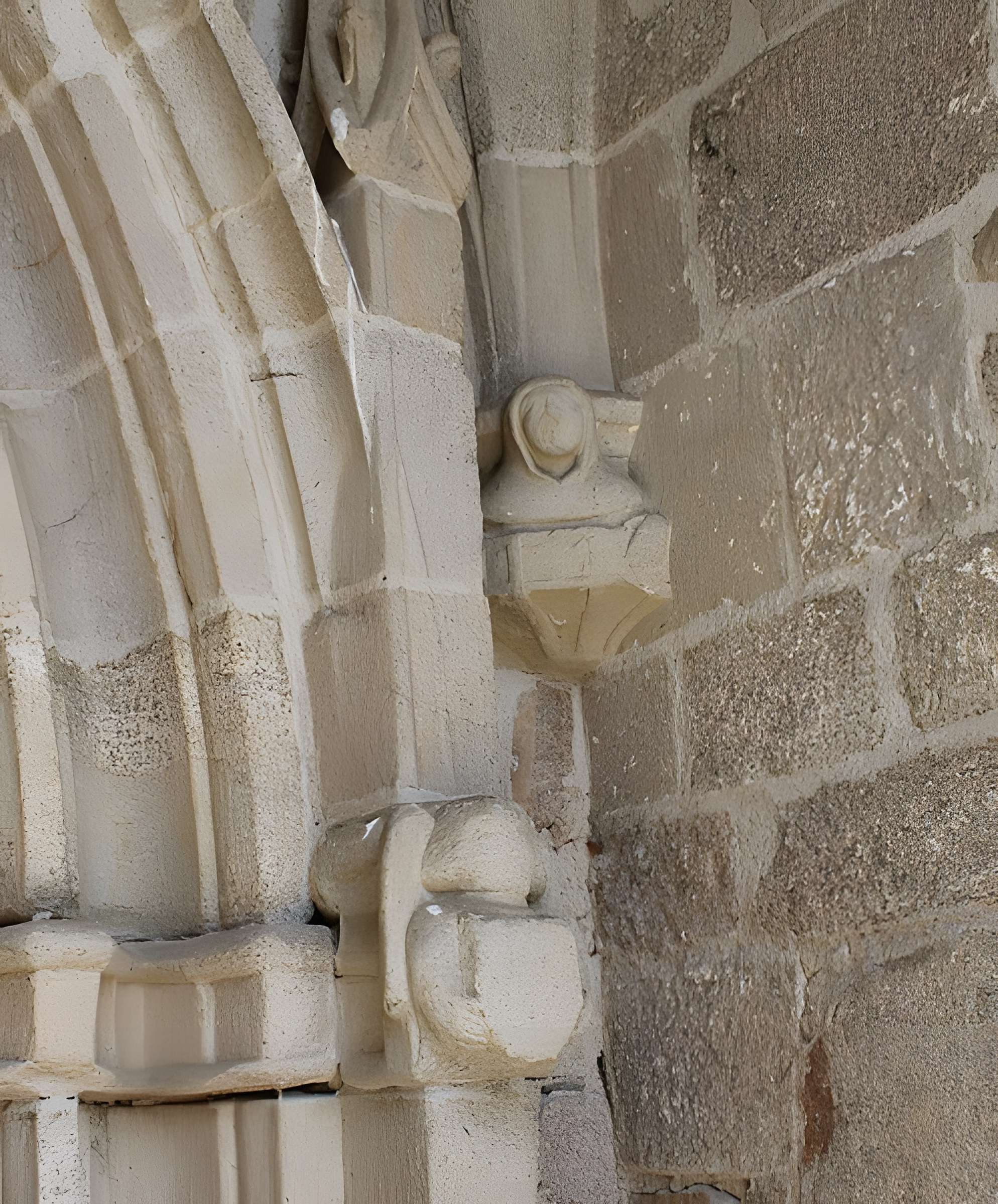 Église Saint-Jacques de Chaumeil et croix