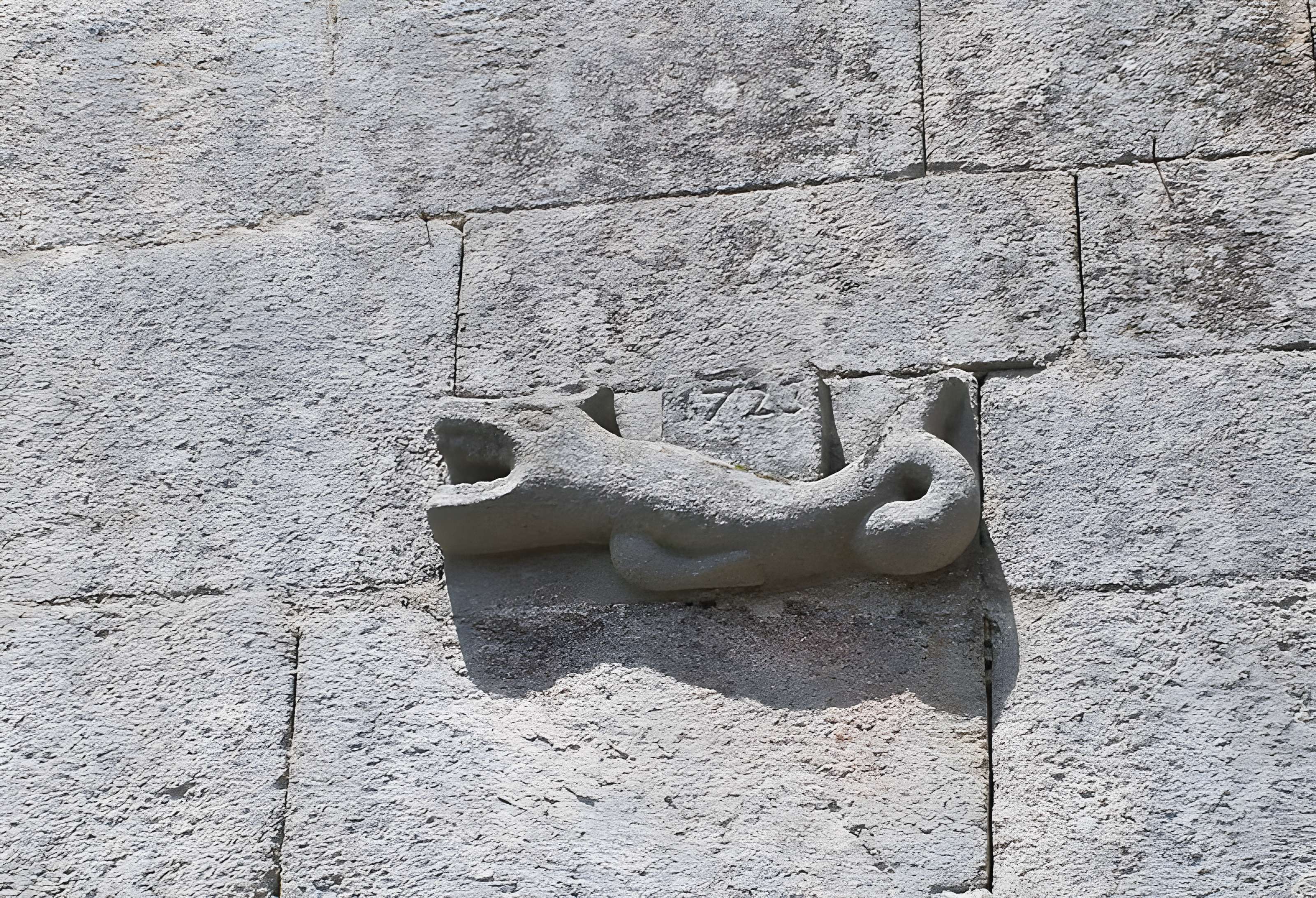 Église Saint-Jacques de Chaumeil et croix