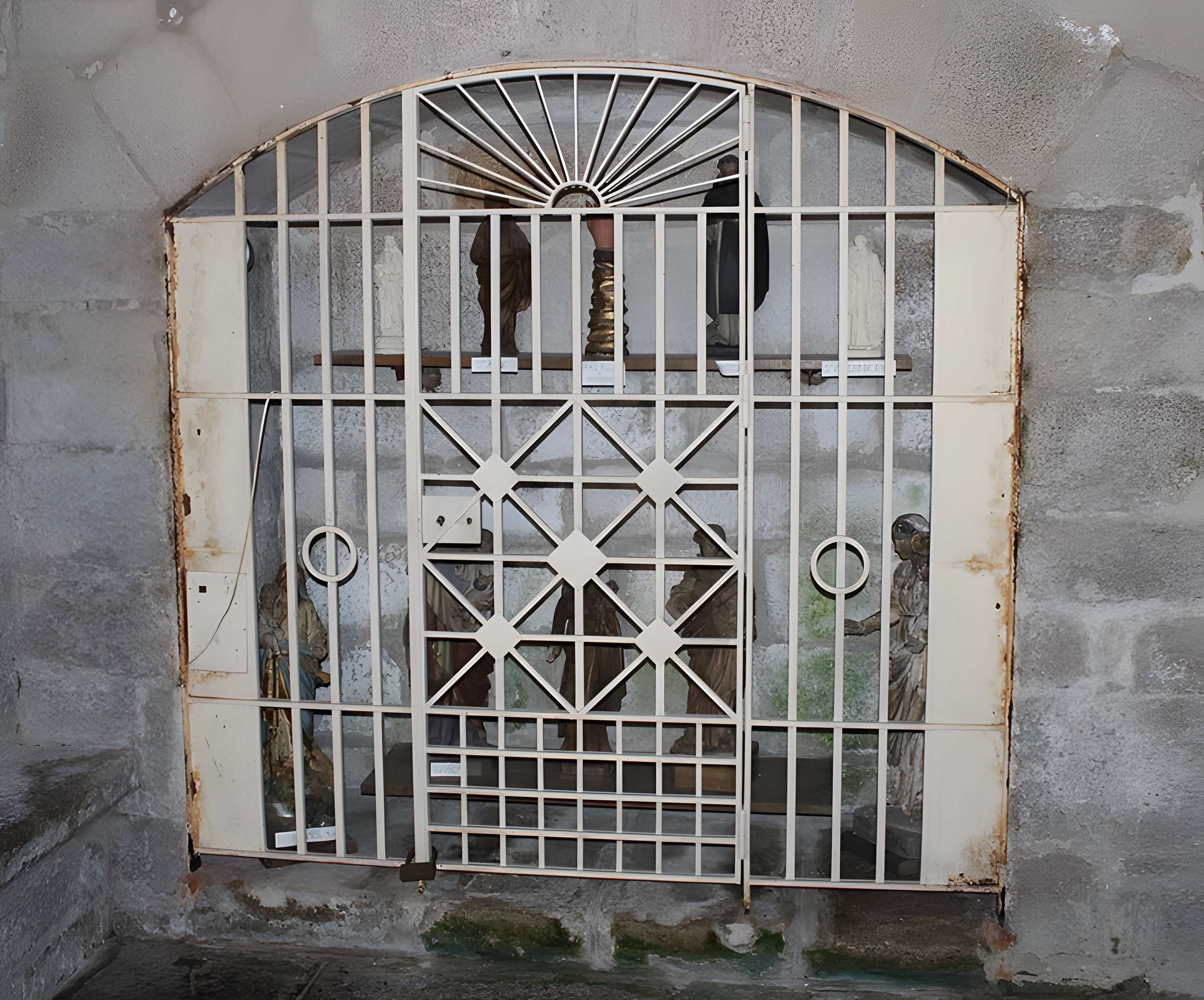 Église Saint-Jacques de Chaumeil et croix