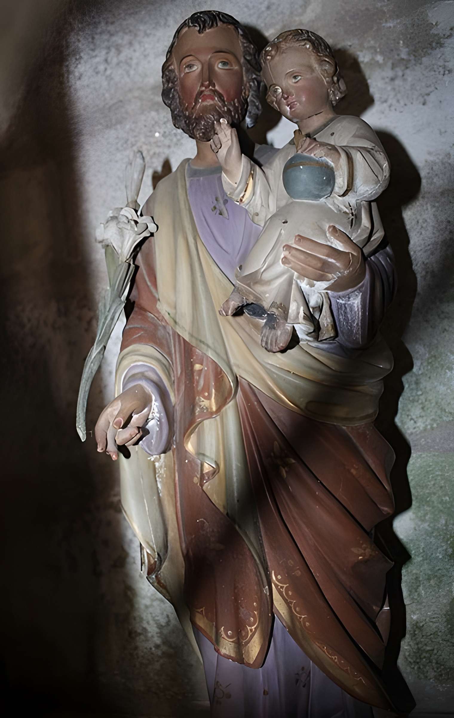 Église Saint-Jacques de Chaumeil et croix