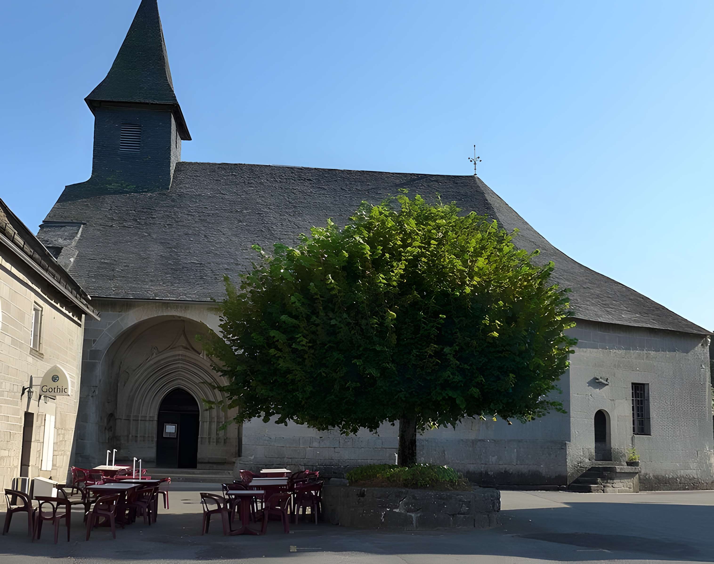 Église Saint-Jacques de Chaumeil et croix 