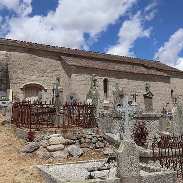 Église Saint-Jean de Serverette et la croix