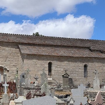 Église Saint-Jean de Serverette et la croix