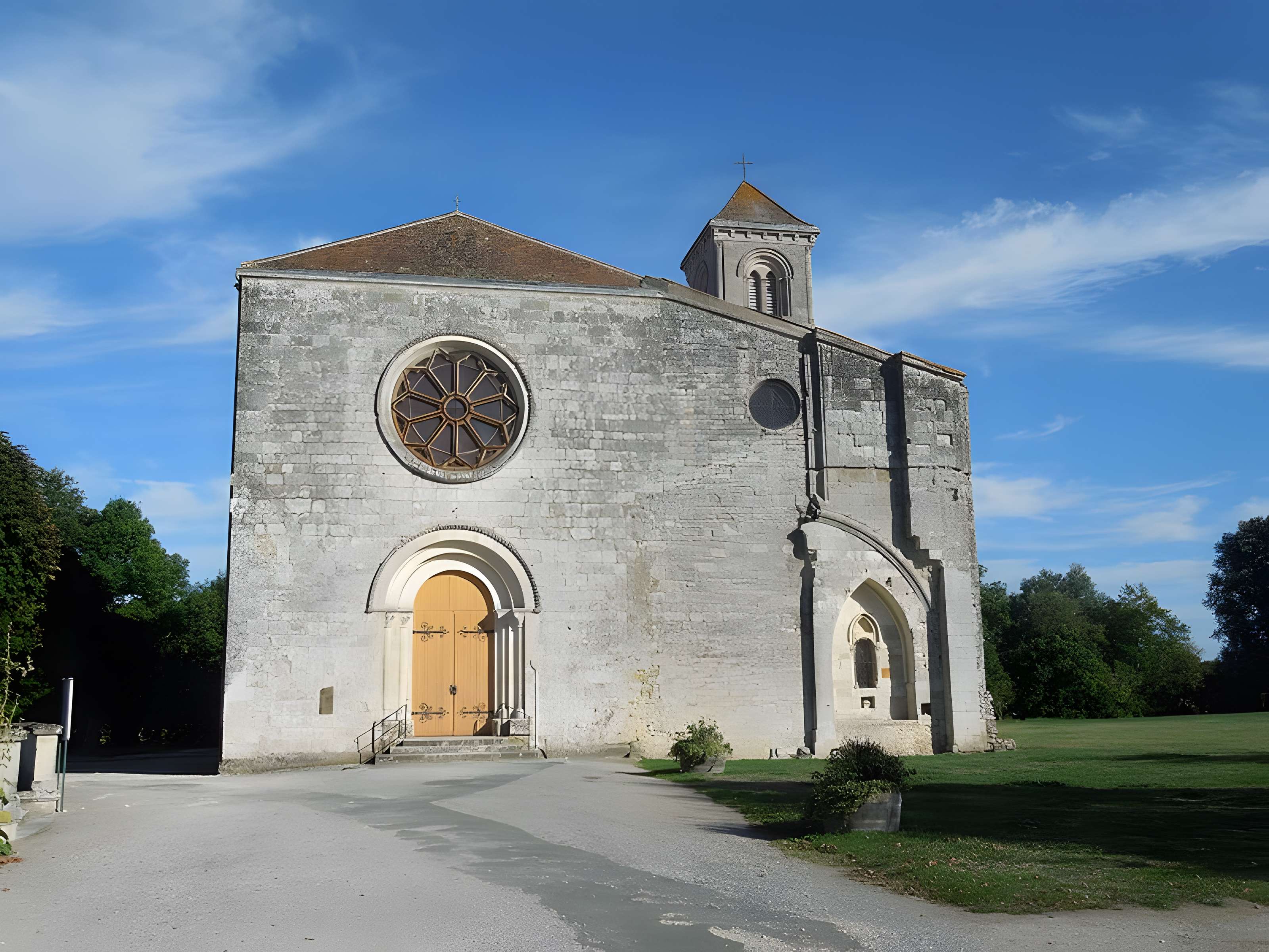 Abbaye Saint-Étienne de Baignes-Sainte-Radegonde