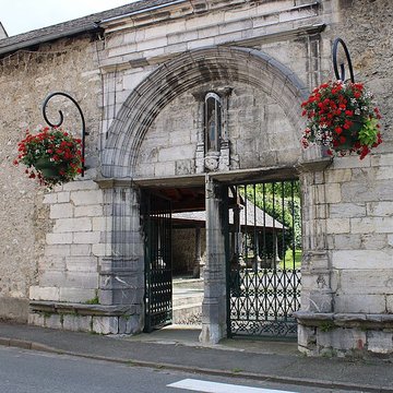 Eglise paroissiale et restes du cloître