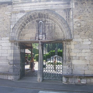 Eglise paroissiale et restes du cloître