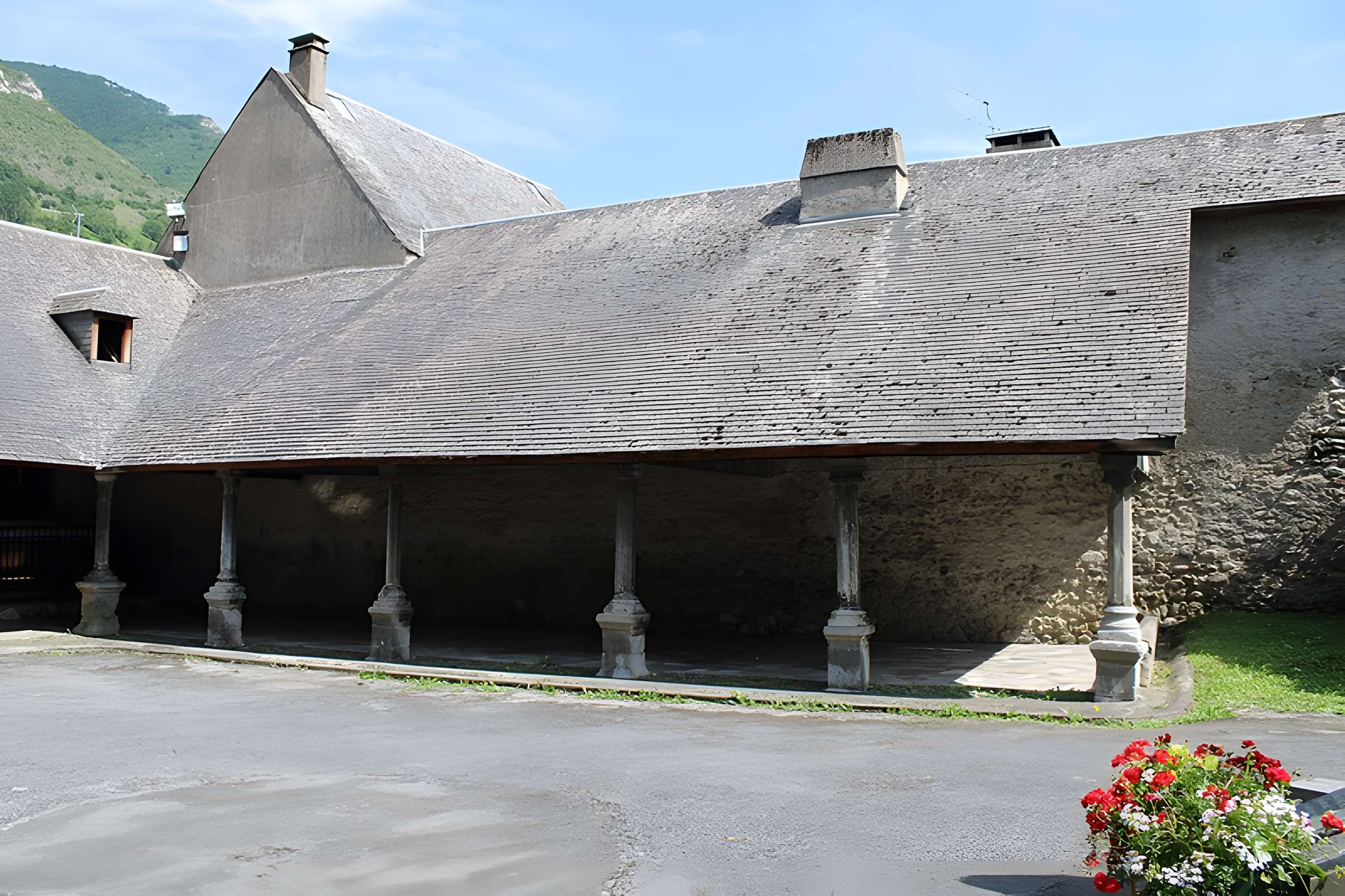 Eglise paroissiale et restes du cloître
