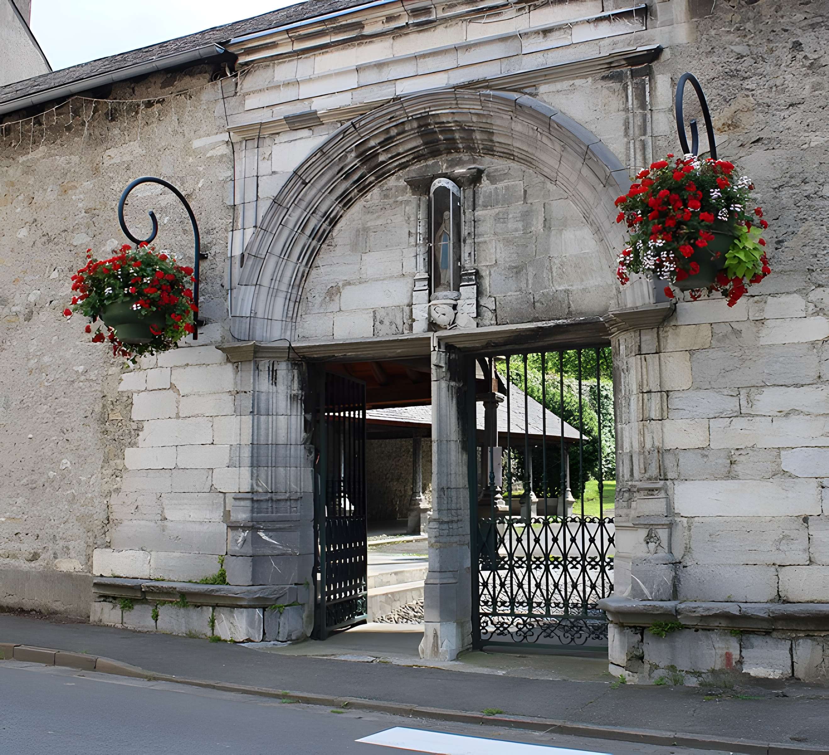 Eglise paroissiale et restes du cloître