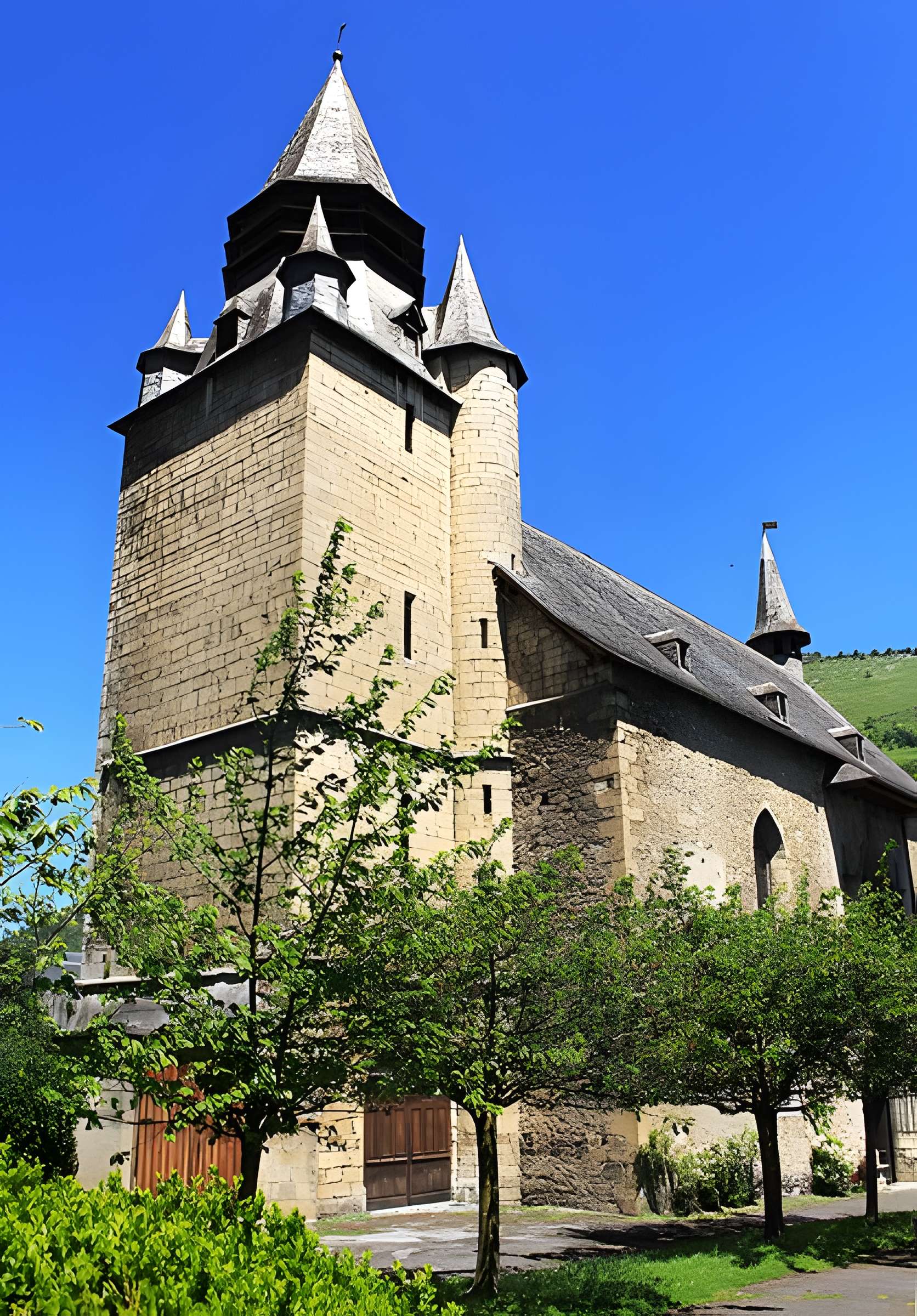 Eglise paroissiale et restes du cloître