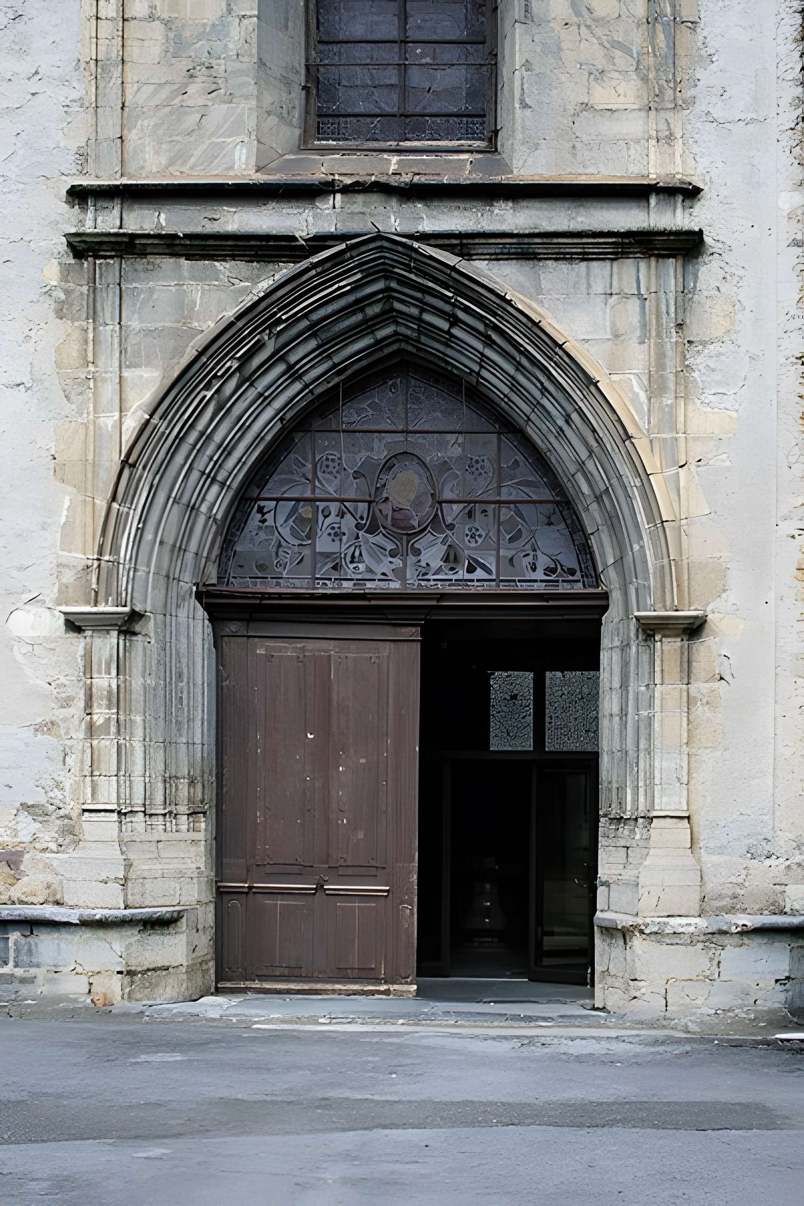 Eglise paroissiale et restes du cloître
