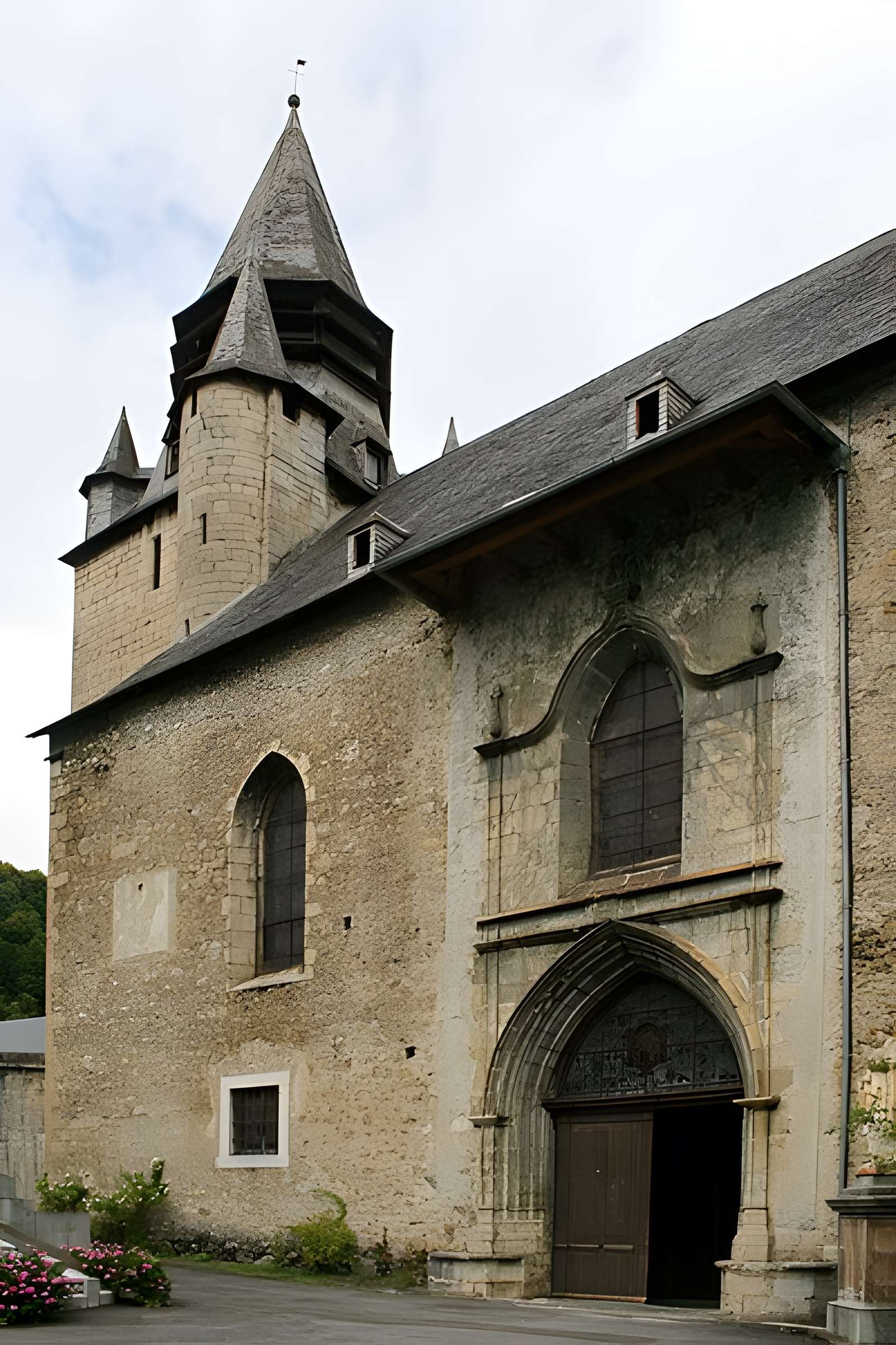 Eglise paroissiale et restes du cloître