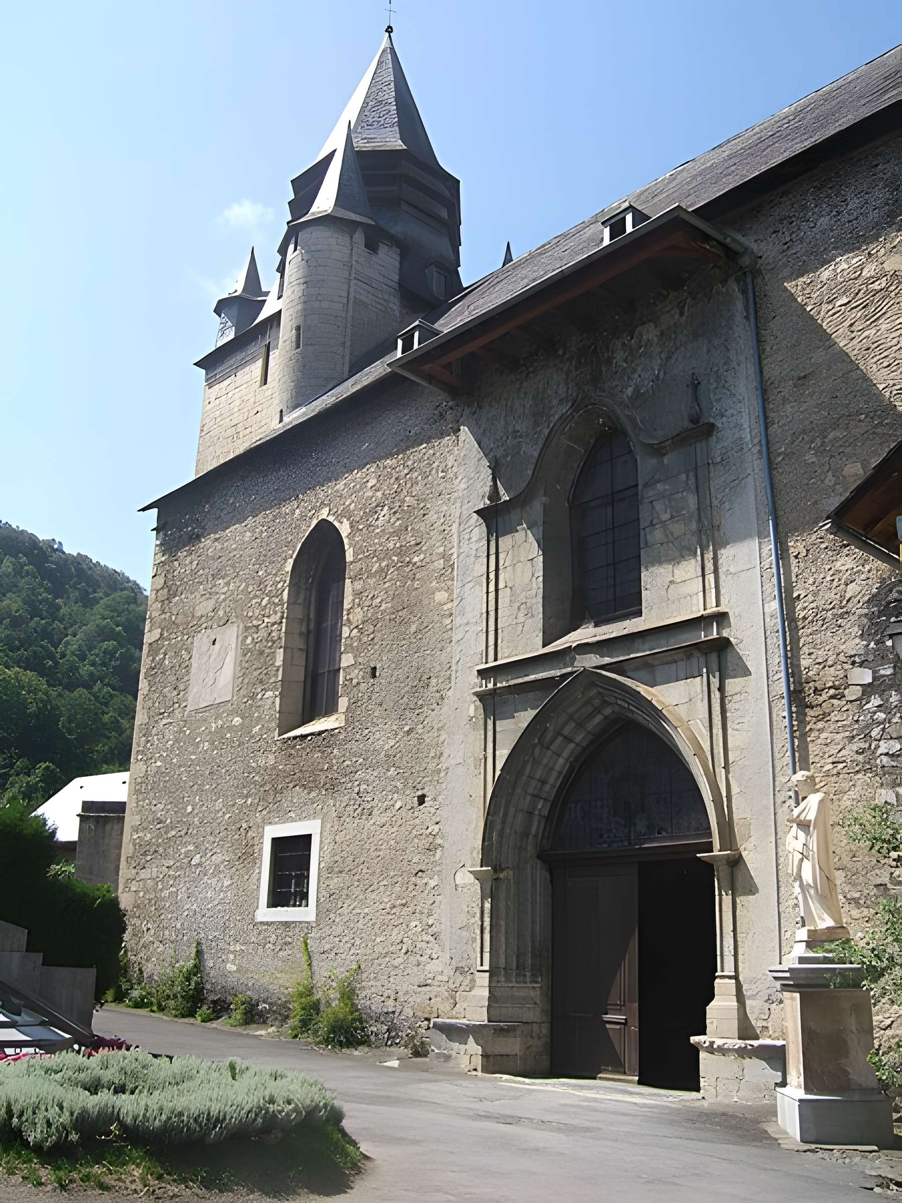 Eglise paroissiale et restes du cloître