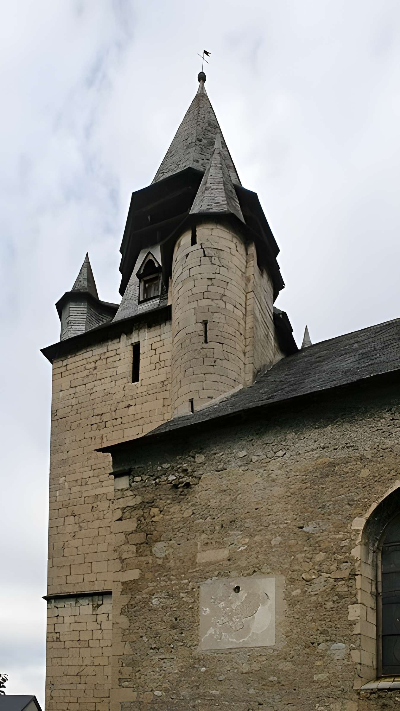 Eglise paroissiale et restes du cloître