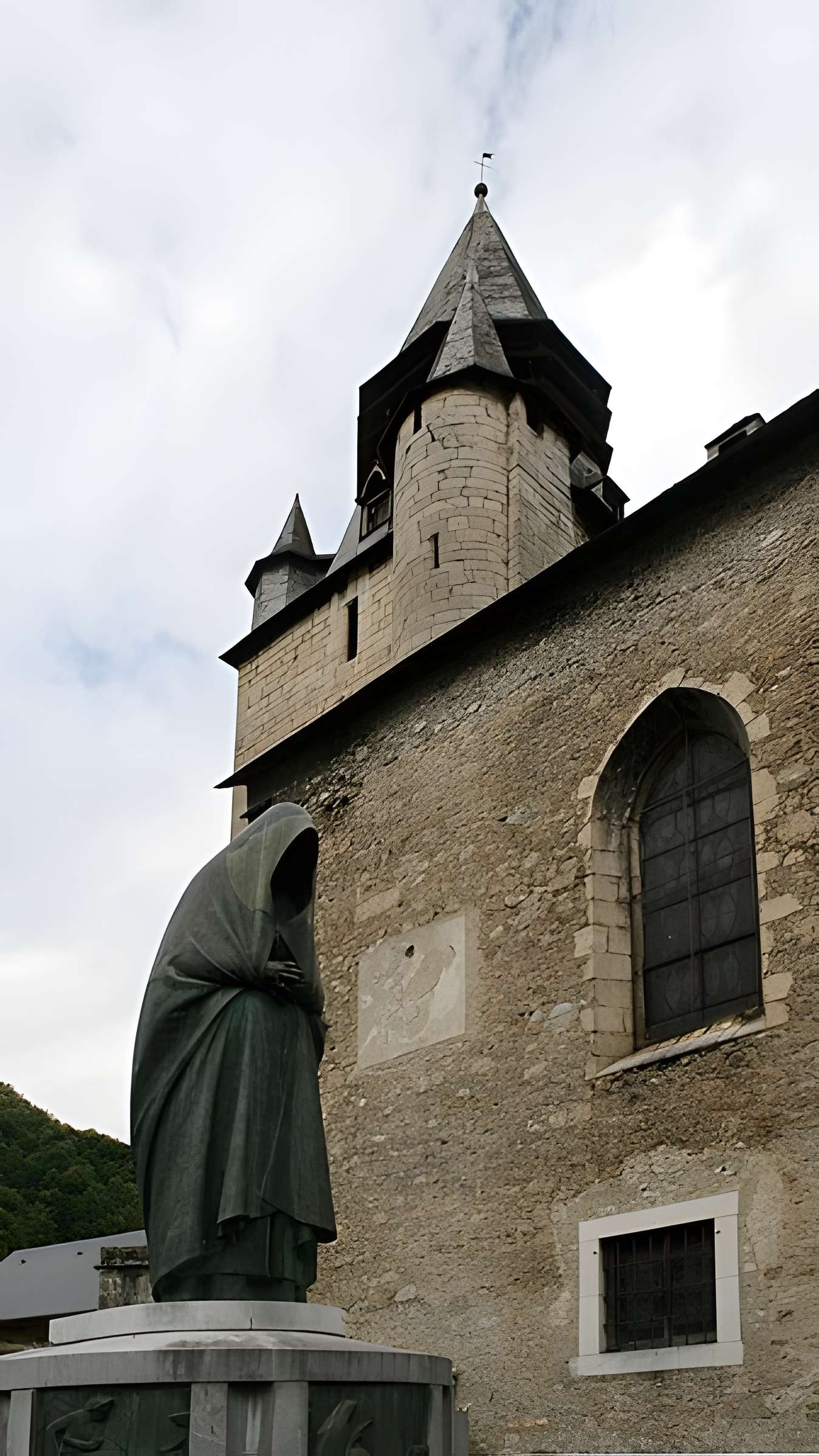 Eglise paroissiale et restes du cloître