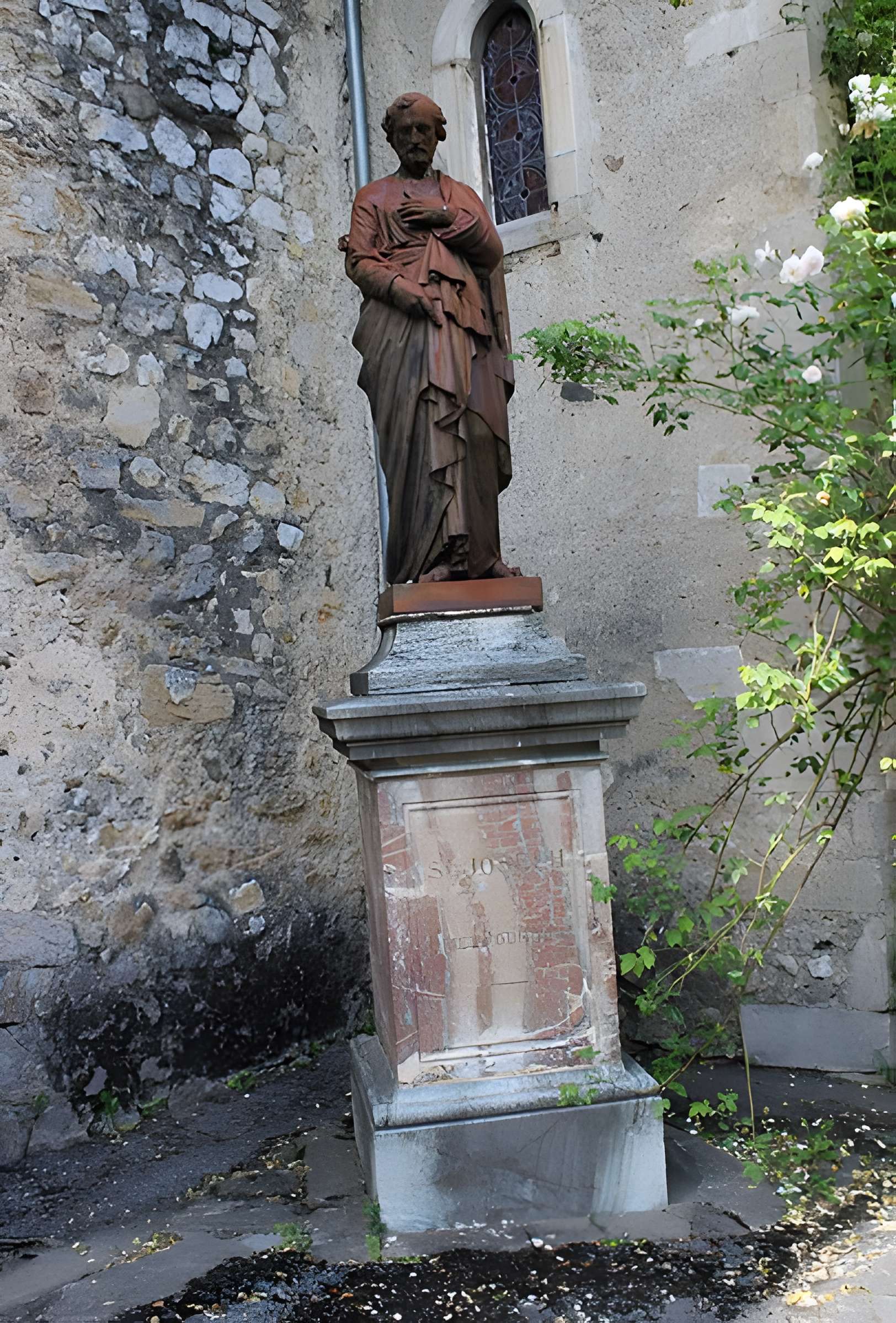 Eglise paroissiale et restes du cloître