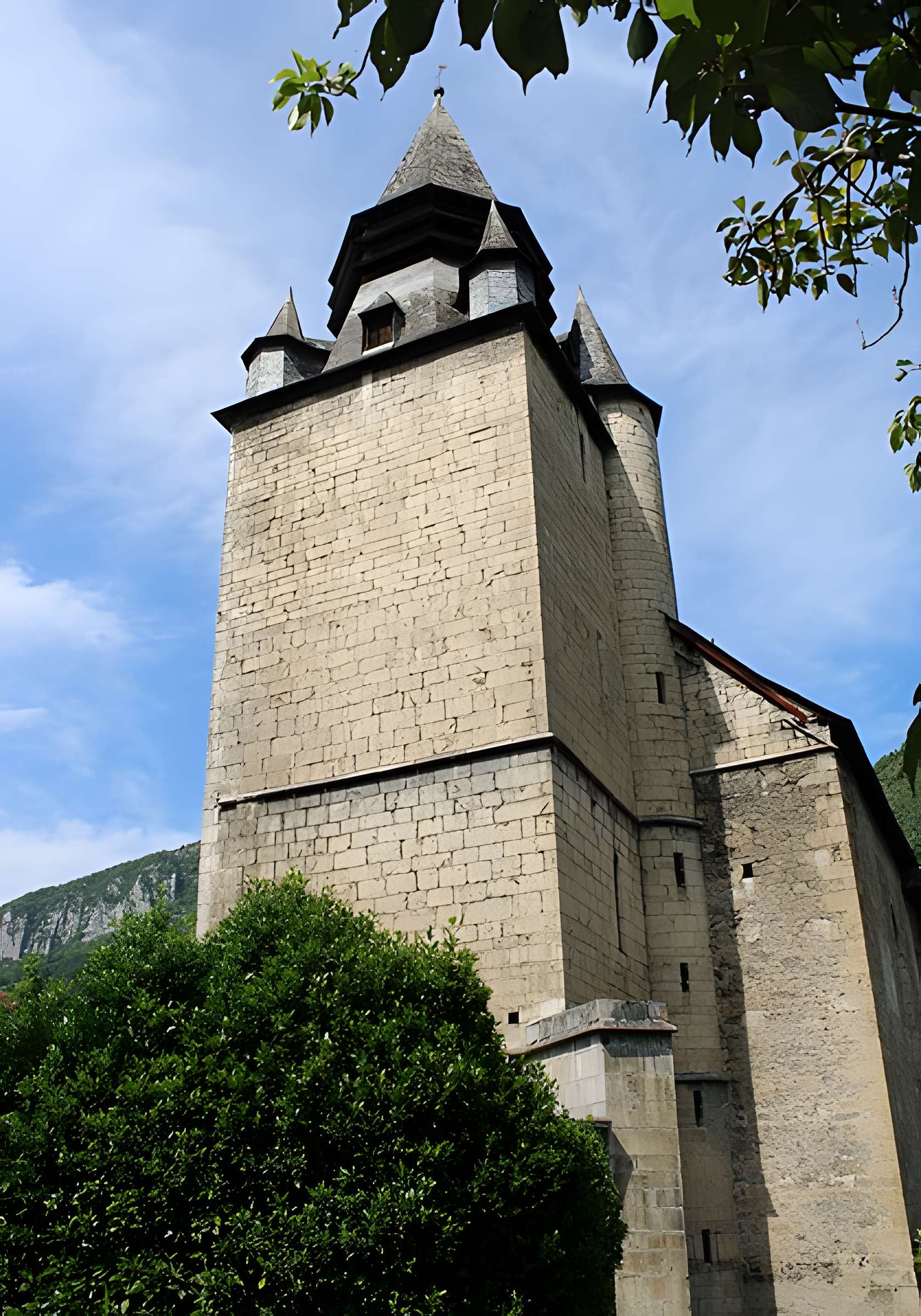 Eglise paroissiale et restes du cloître