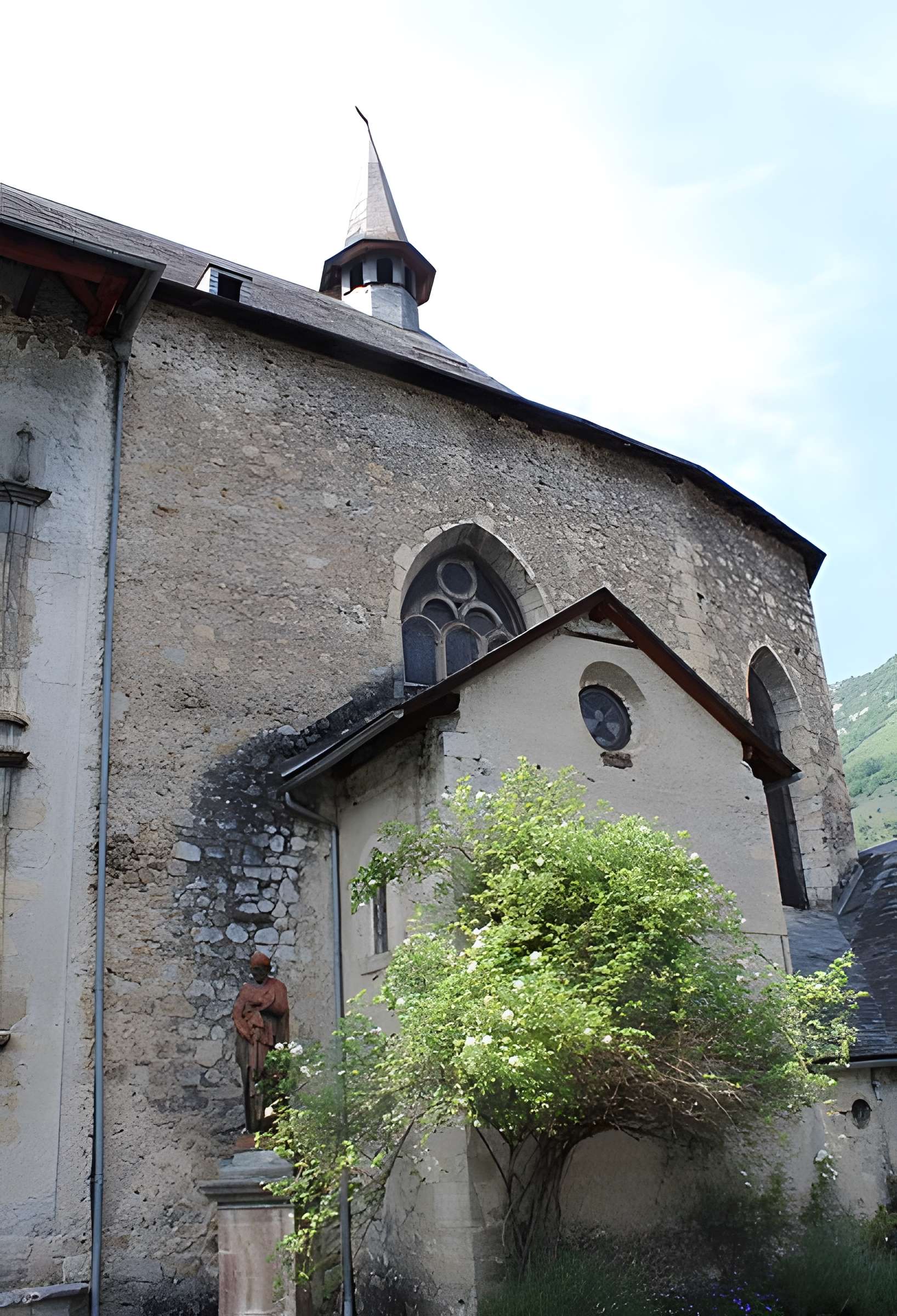 Eglise paroissiale et restes du cloître