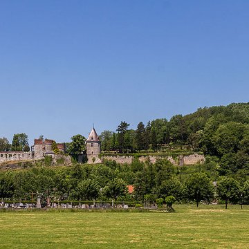 Église Saint-Jean-Baptiste de Hierges et croix
