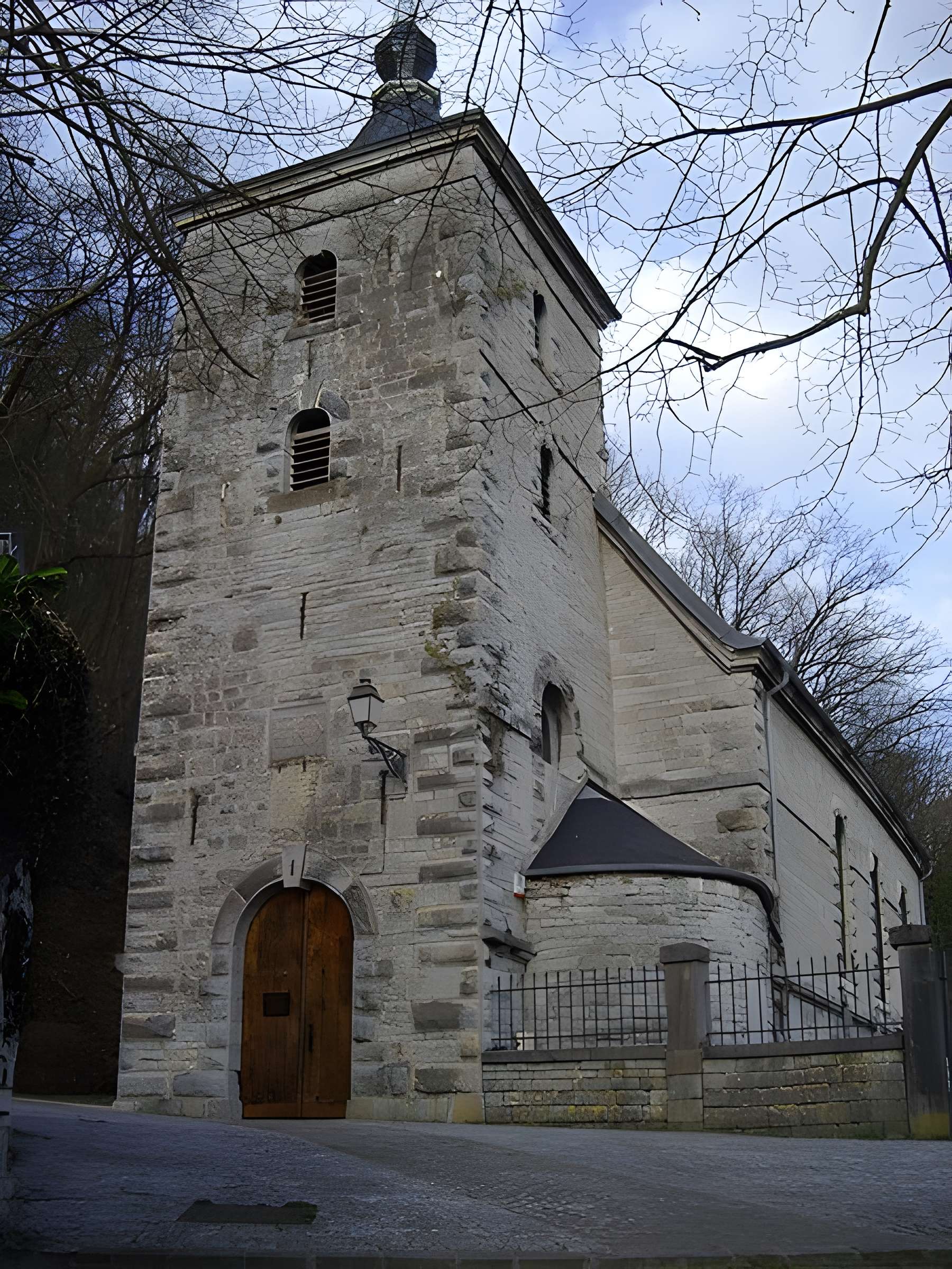 Église Saint-Jean-Baptiste de Hierges et croix 