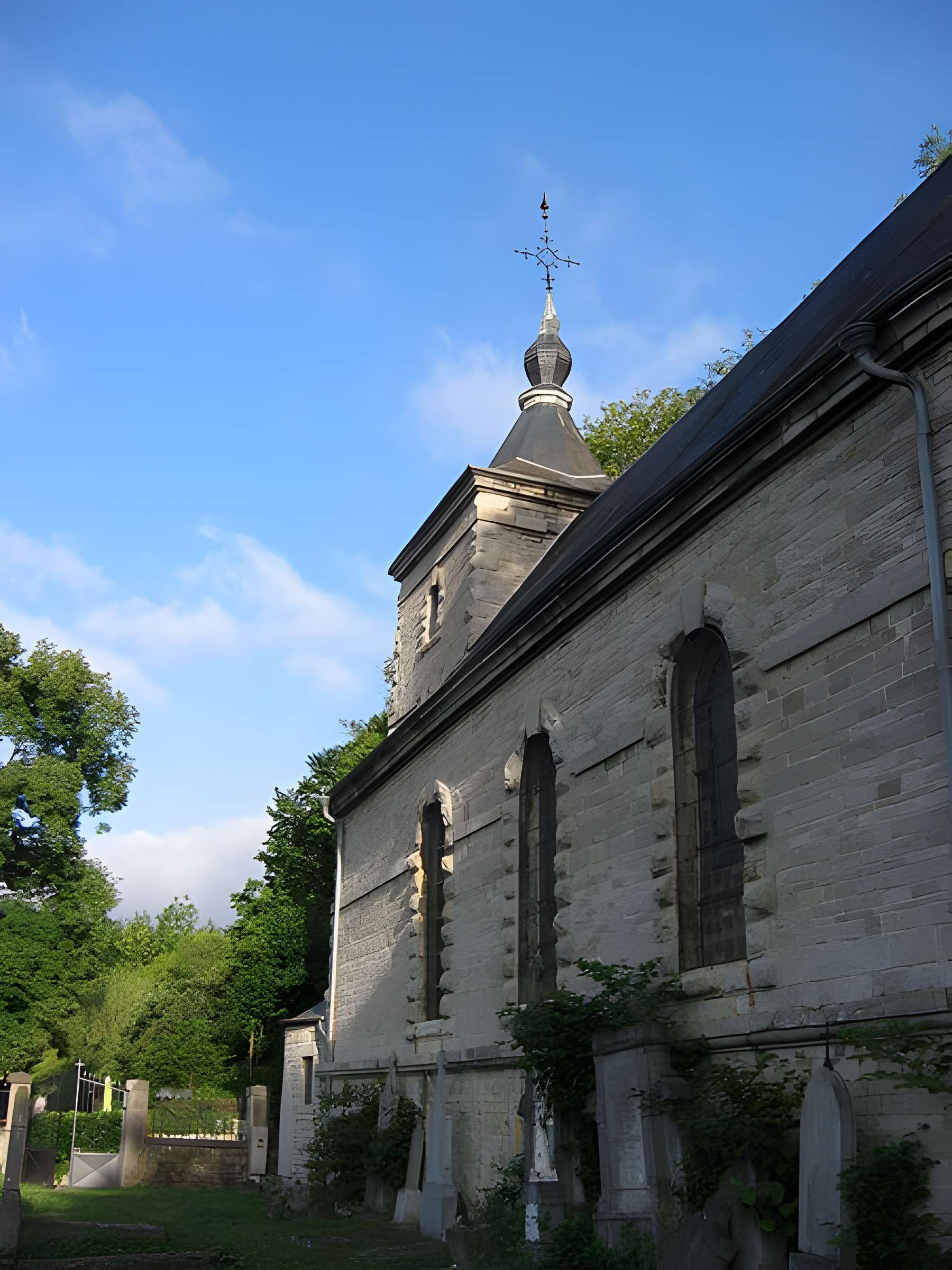 Église Saint-Jean-Baptiste de Hierges et croix