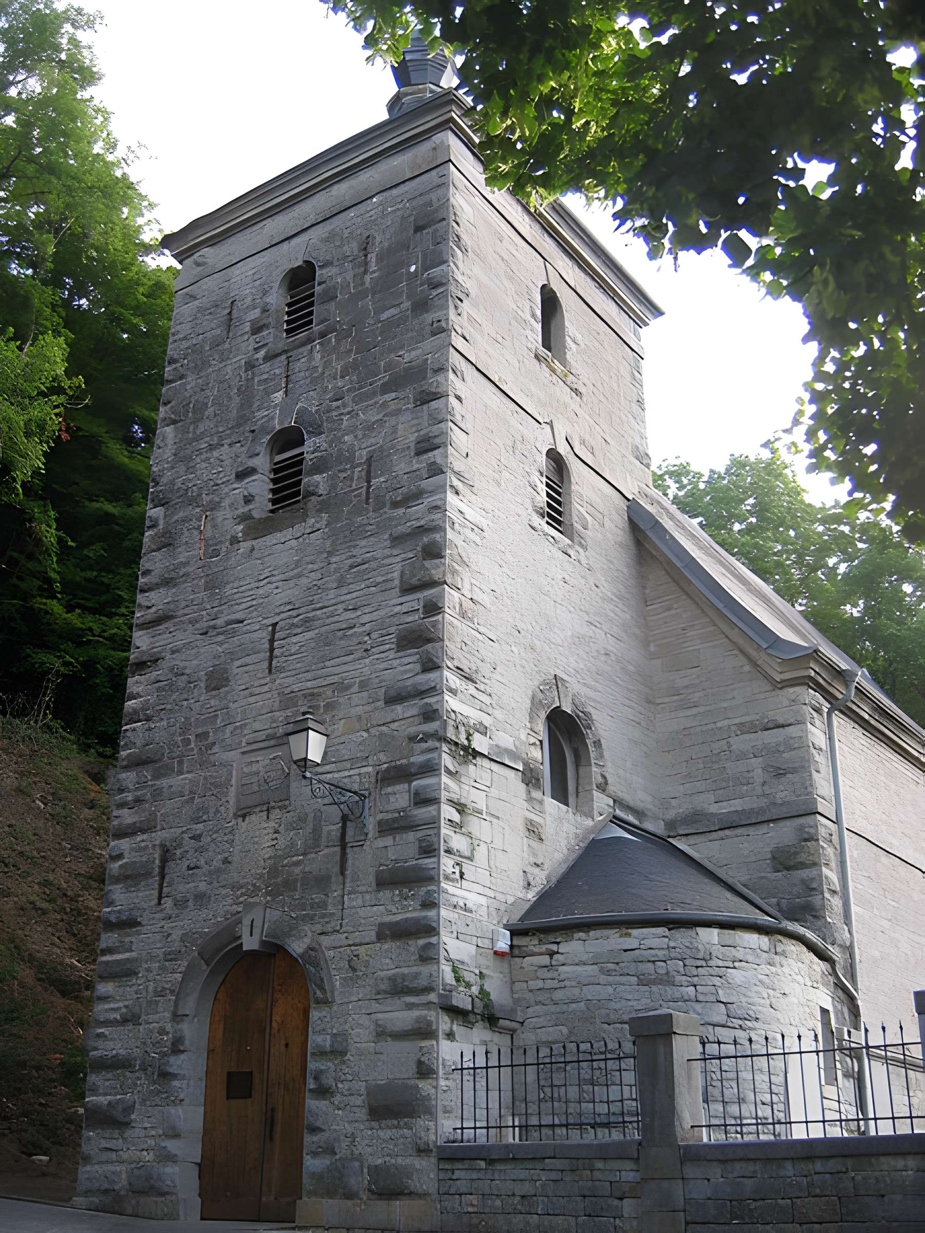 Église Saint-Jean-Baptiste de Hierges et croix