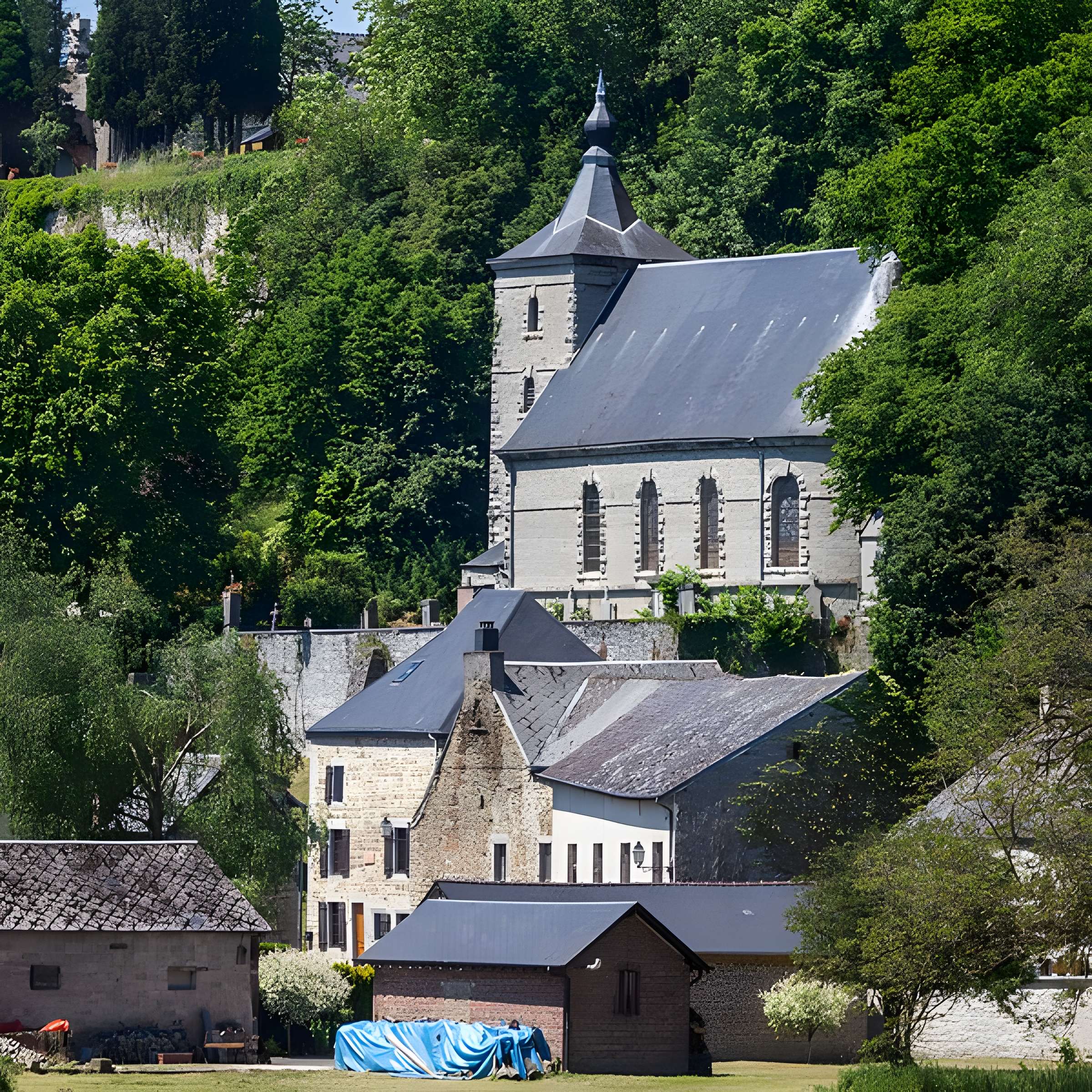 Église Saint-Jean-Baptiste de Hierges et croix