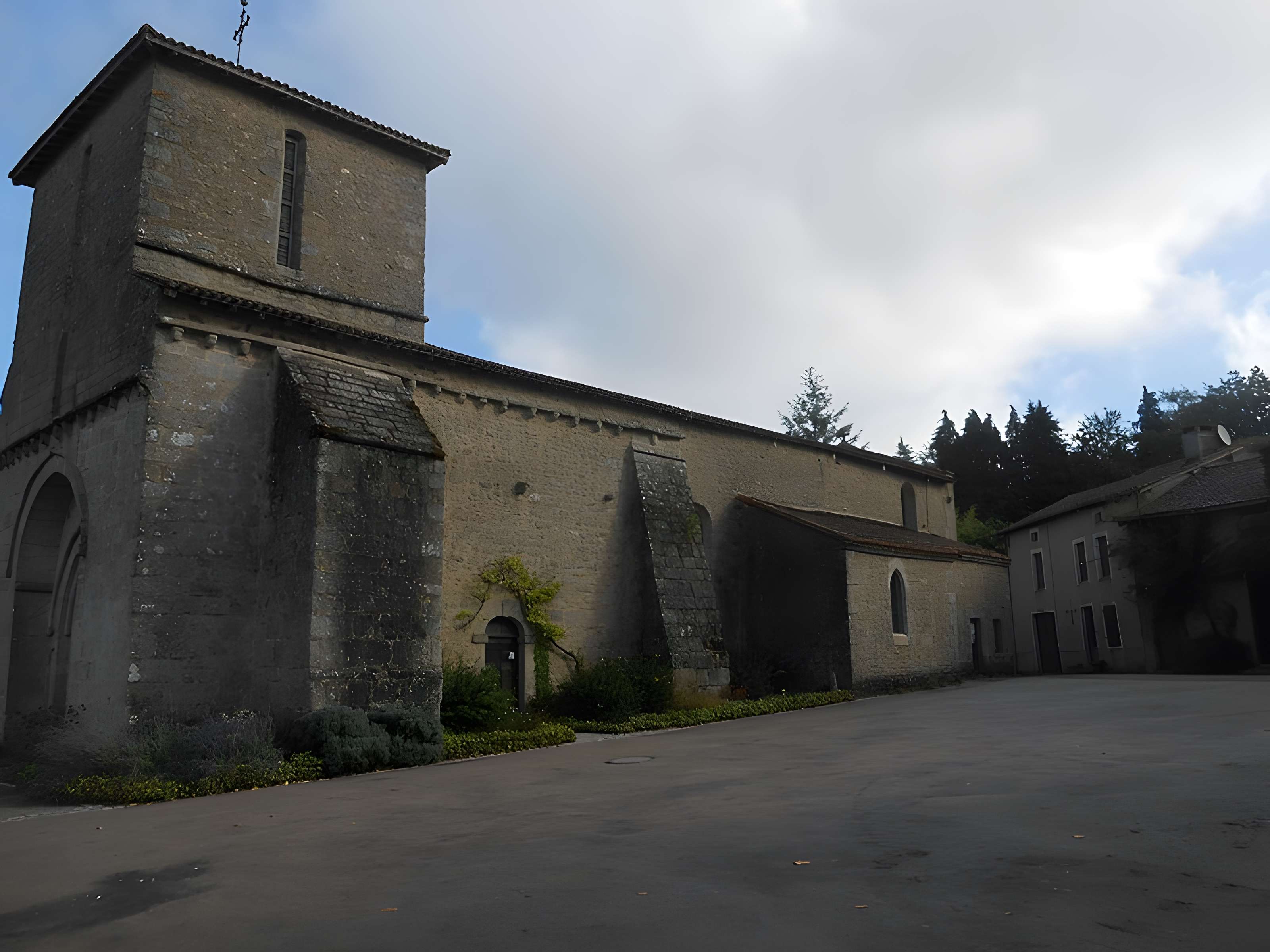 Église Saint-Julien de Montrol-Senard