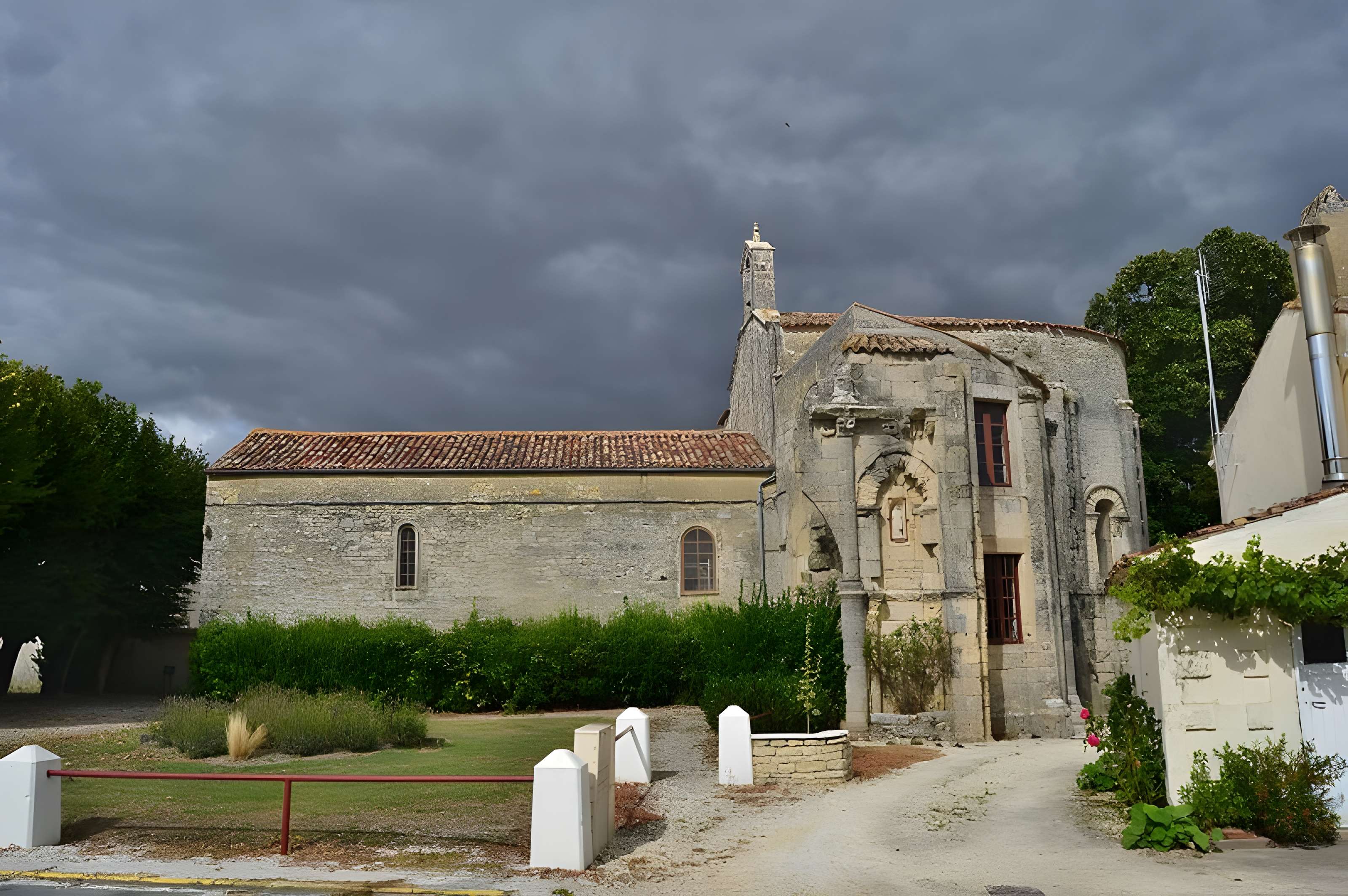 Église Saint-Laurent de Bouhet 