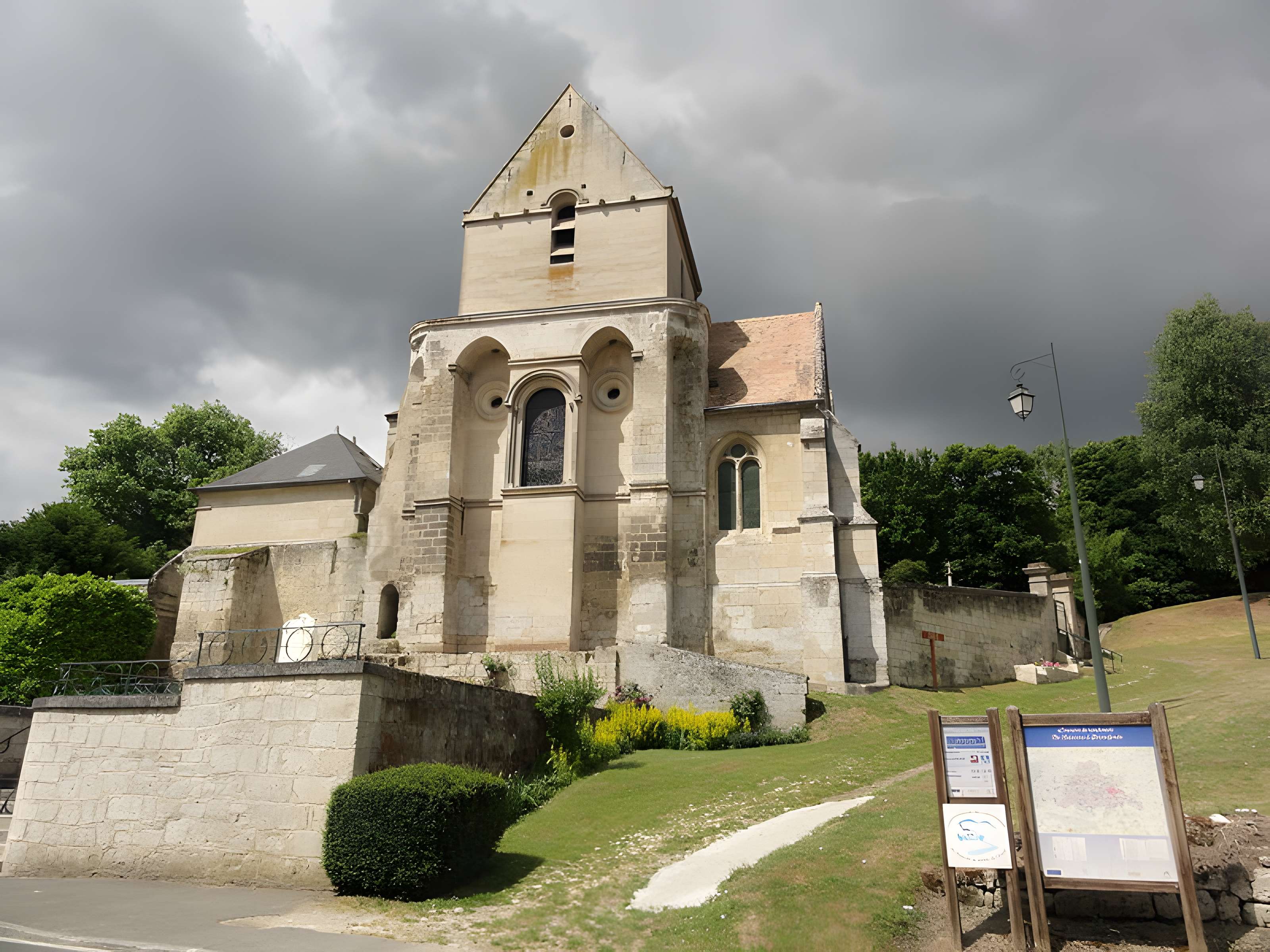 Église Saint-Laurent de Laversine et croix