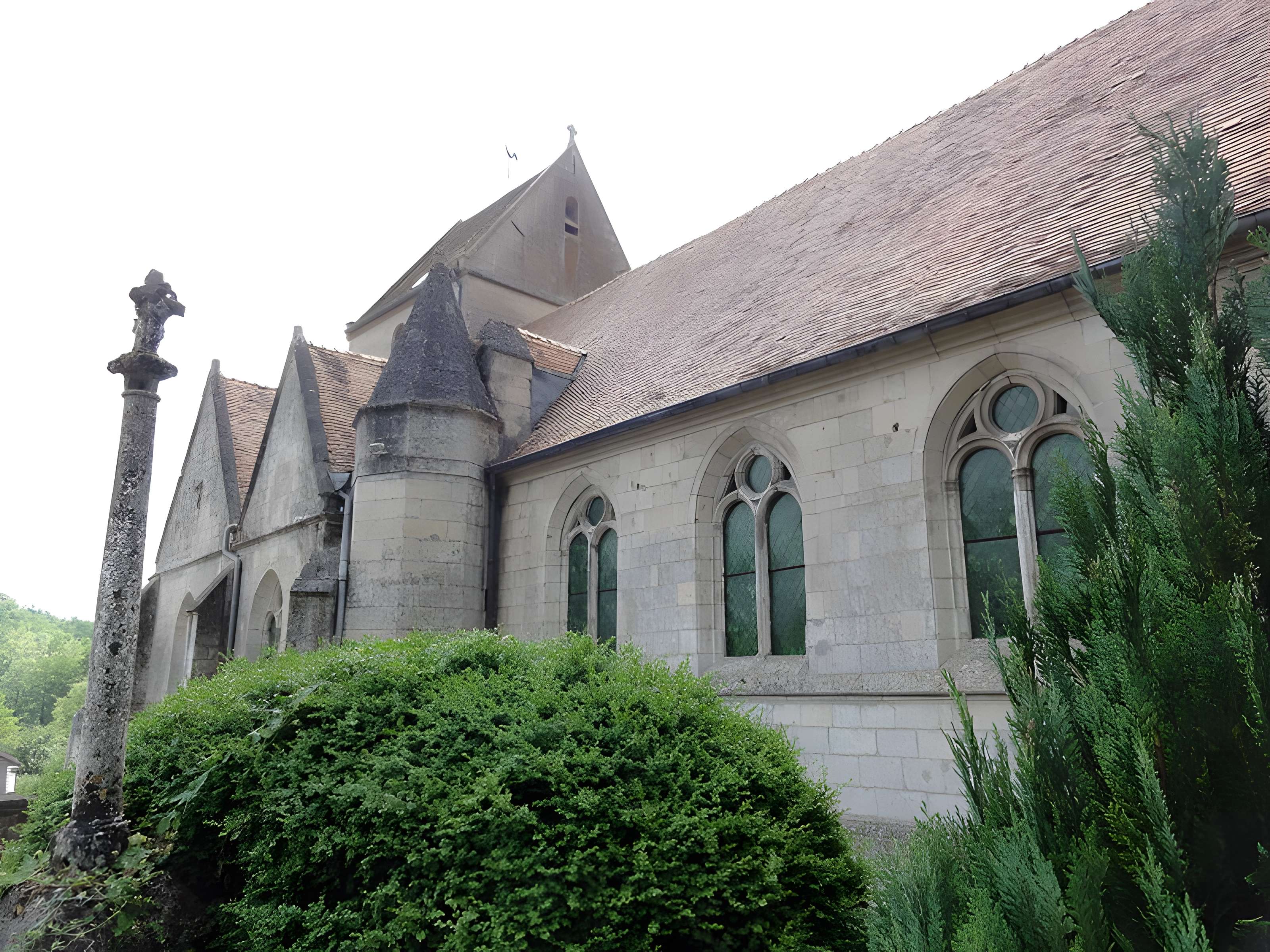 Église Saint-Laurent de Laversine et croix