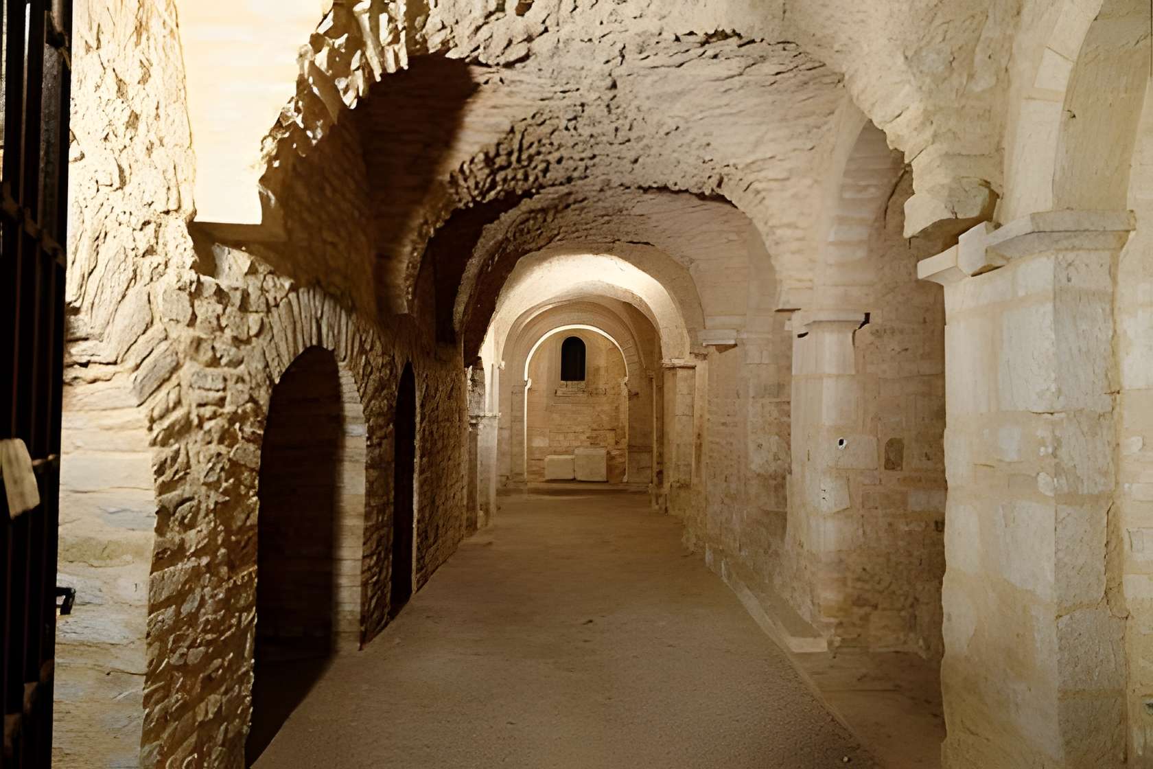Abbaye Saint-Pierre de Flavigny-sur-Ozerain . Crypte de l'abbaye