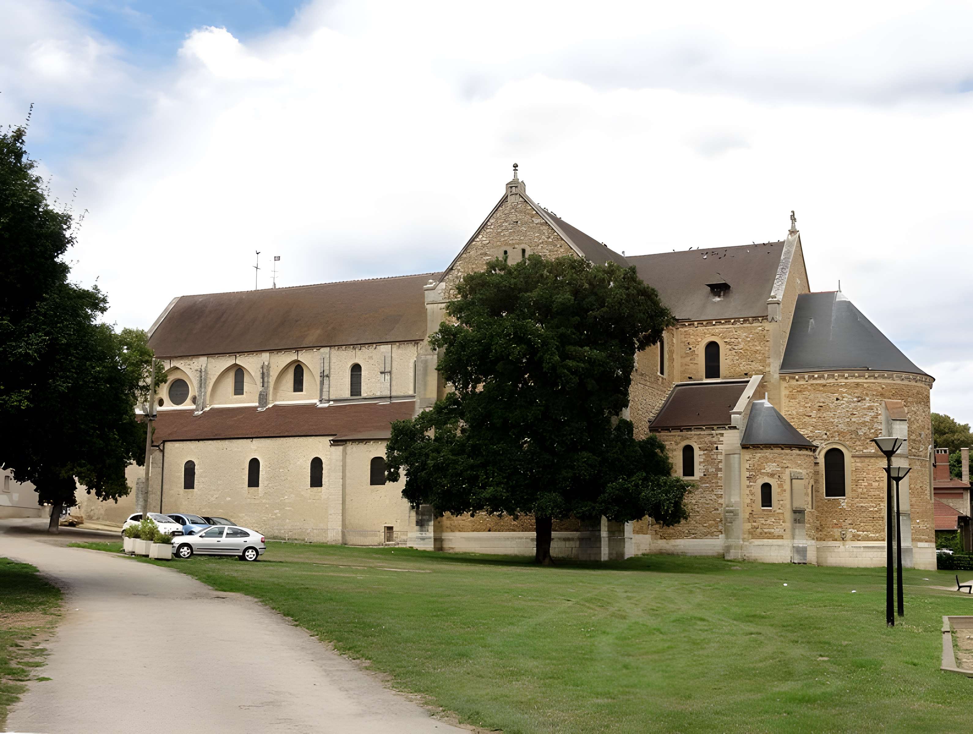 Basilique Notre-Dame-de-Bonne-Garde de Longpont-sur-Orge