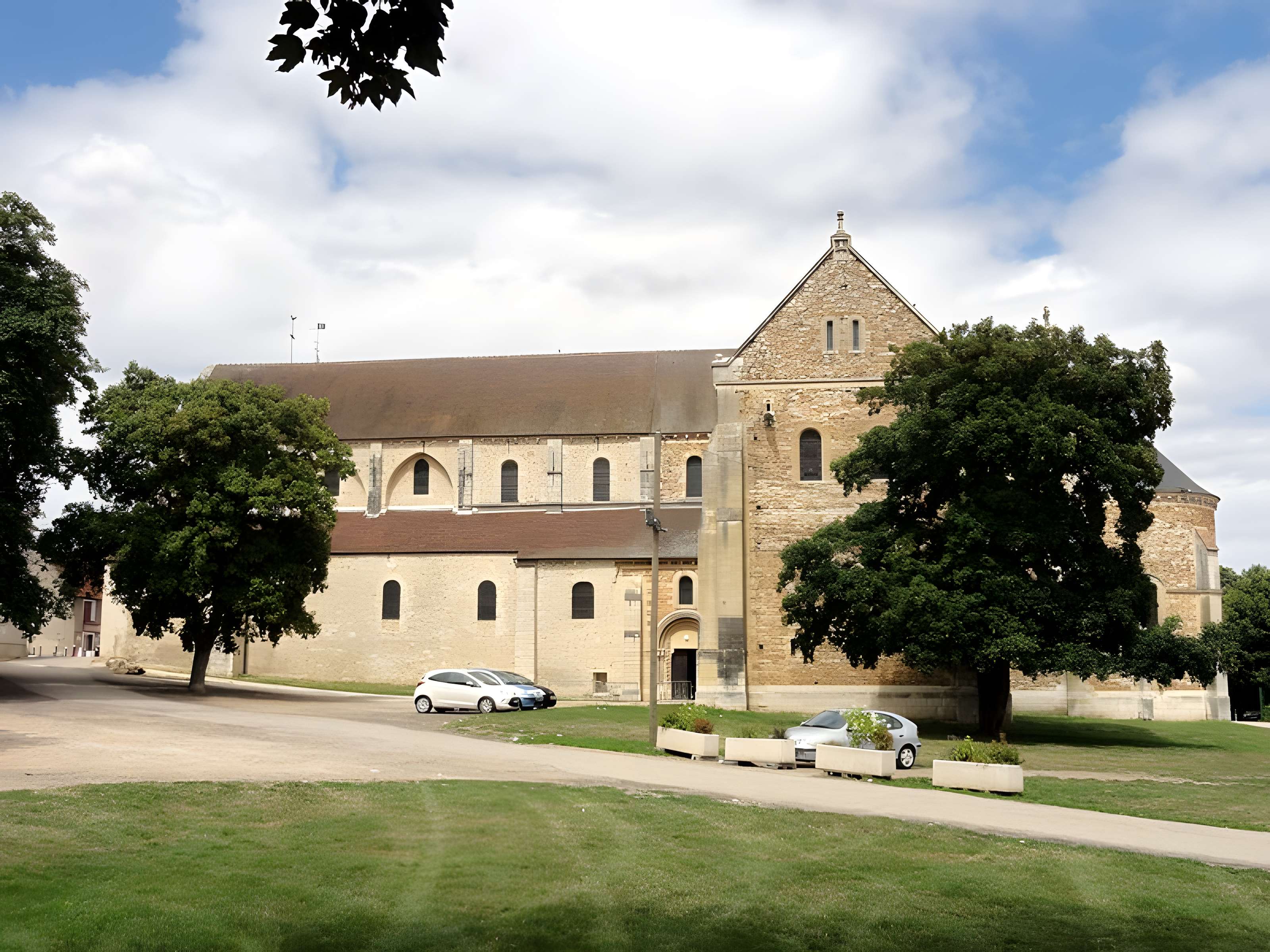 Basilique Notre-Dame-de-Bonne-Garde de Longpont-sur-Orge