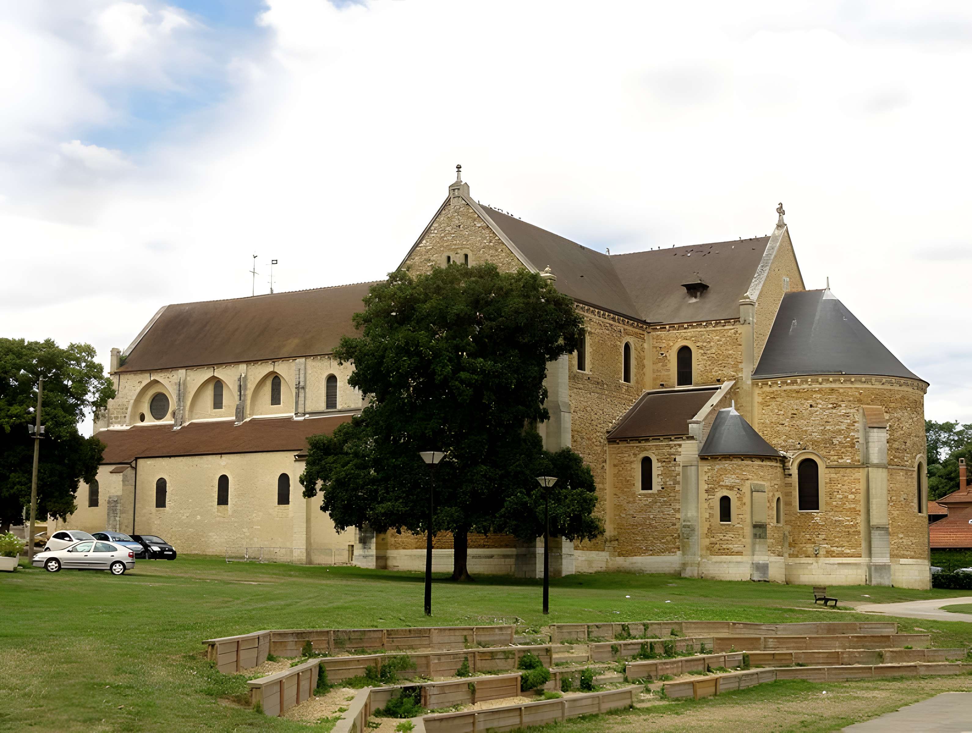 Basilique Notre-Dame-de-Bonne-Garde de Longpont-sur-Orge