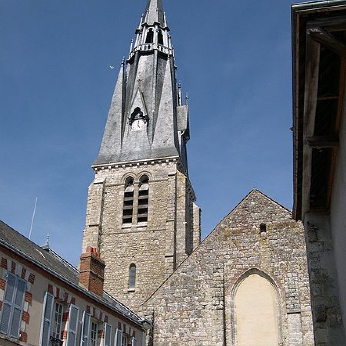 Photo de Église Saint-Martin de Beaune-la-Rolande et une croix