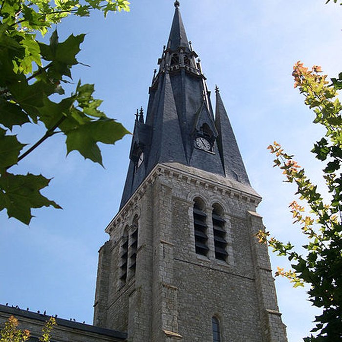 Photo de Église Saint-Martin de Beaune-la-Rolande et une croix