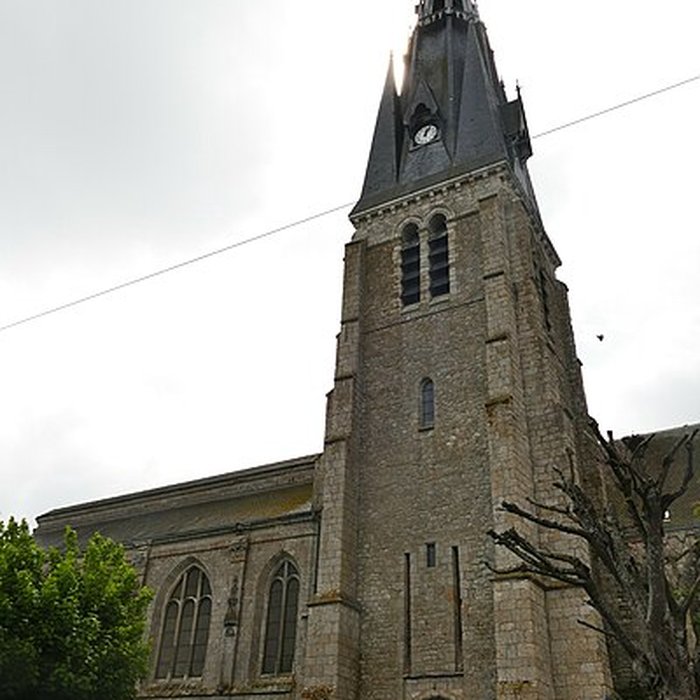 Photo de Église Saint-Martin de Beaune-la-Rolande et une croix