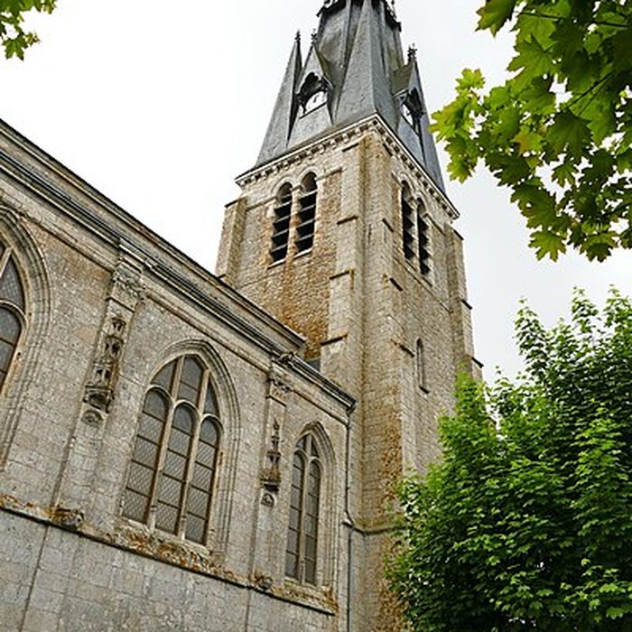 Photo de Église Saint-Martin de Beaune-la-Rolande et une croix
