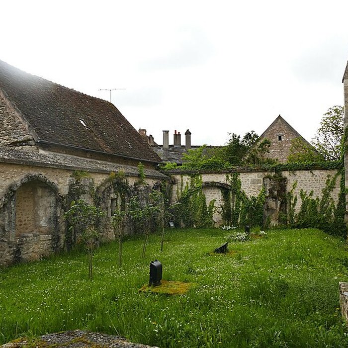 Photo de Église Saint-Martin de Beaune-la-Rolande et une croix
