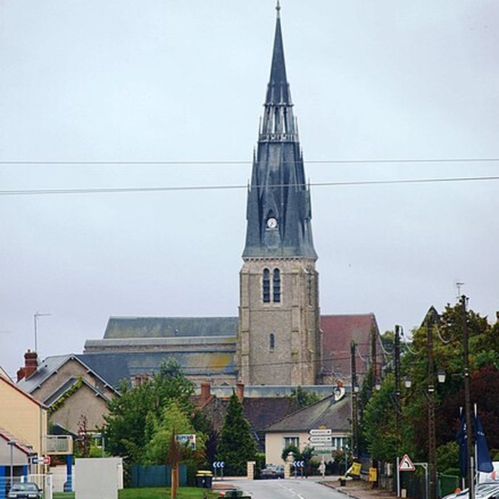 Photo de Église Saint-Martin de Beaune-la-Rolande et une croix