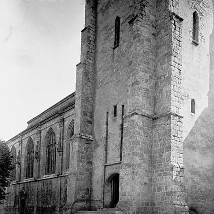 Photo de Église Saint-Martin de Beaune-la-Rolande et une croix
