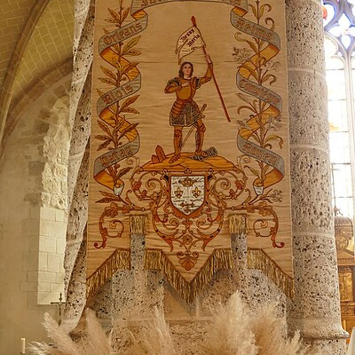 Photo de Église Saint-Martin de Beaune-la-Rolande et une croix