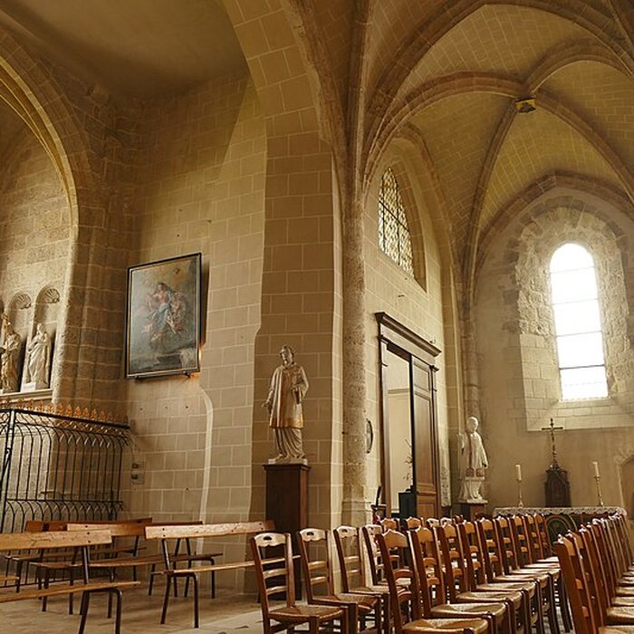 Photo de Église Saint-Martin de Beaune-la-Rolande et une croix